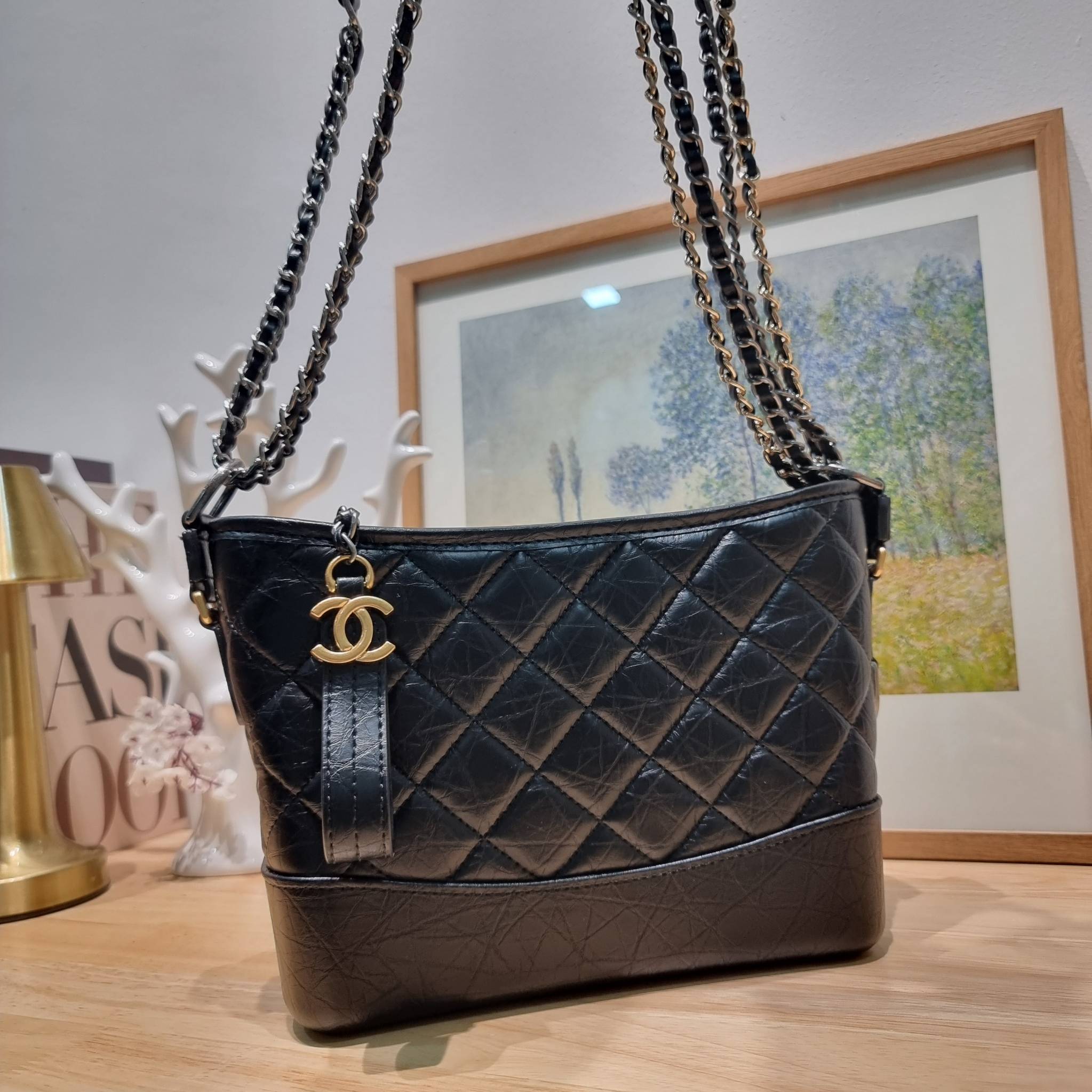 CHANEL Gabrielle Bag Medium สวยคลาสสิค No.1 ต้องยกให้ไอเท็มนี้เท่านั้น กับกระเป๋าสะพายซิกเนเจอร์ ดีไซน์ไม่เหมือนใคร เป็นเอกลักษณ์