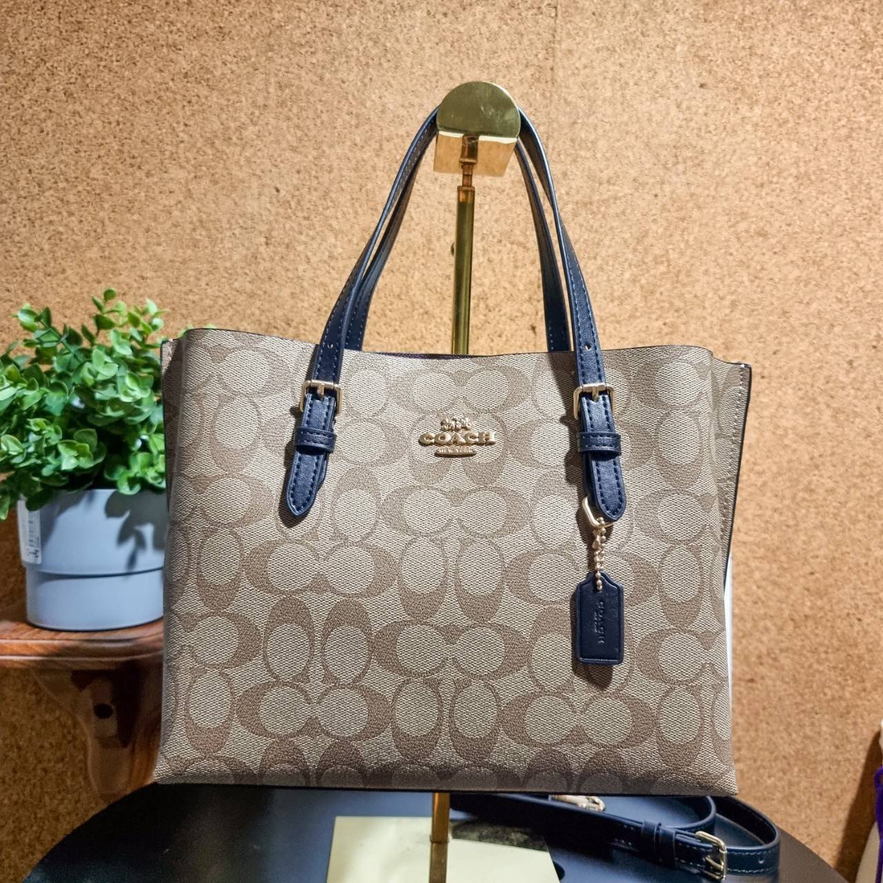 COACH C4250 MOLLIE TOTE 25 IN SIGNATURE CANVAS น้องมาแล้วจ้าาา ใหม่ล่าสุด กระเป๋าโท้ทไซส์เล็กที่สาวๆตามหา ดีไซน์คลาสสิคเหมือนเดิม เพิ่มเติมคือสะดวกขึ้นเยอะ!! ย่อส่วนมาจากใบใหญ่เป๊ะๆ น่ารักน่าใช้มากๆ วัสดุหนังแคนวาสเคลือบลาย ภายในโล่งกว้าง มีช่องซิปกลางใส่