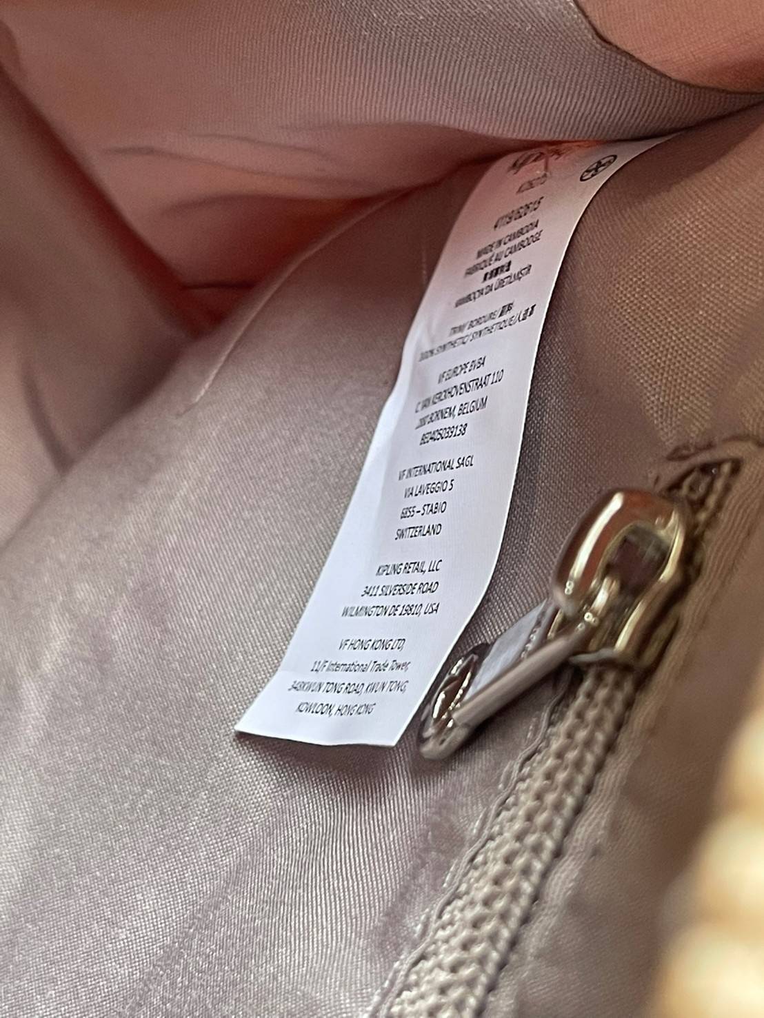 Kipling Kirsty Small Handbag (KI6275) กระเป๋าถือหรือสะพายทรงcrossbody จากคอลเลคชั่นใหม่ล่าสุด ที่เน้นฟังก์ชั่นแบบไม่ซับซ้อน สีสันเรัยบง่ายเข้าได้กับสีเสื้อผ้าได้ดี สามารถใส่ของที่จำเป็นสำหรับผู้หญิงได้แทบทุกอย่างไม่ว่าจะเป็น มือถือ กระเป๋าสตางค์หรือเครื่อ