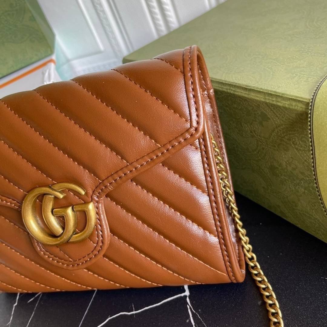 หนังแท้ GG Marmont matelassé mini bag พร้อมส่งที่ไทย GUCCI Wallet on Chain ภาพสินค้าถ่ายจากงานขายจริง รุ่นนี้หนังสวยมากค่ะ ละมุนที่สุด ใส่บัตร ใส่แบงค์ได้ รับรองว่าจะเป็นกระเป๋าที่จะหยิบใช้งานได้บ่อยๆ รับประกันความสวยปังค่าาา