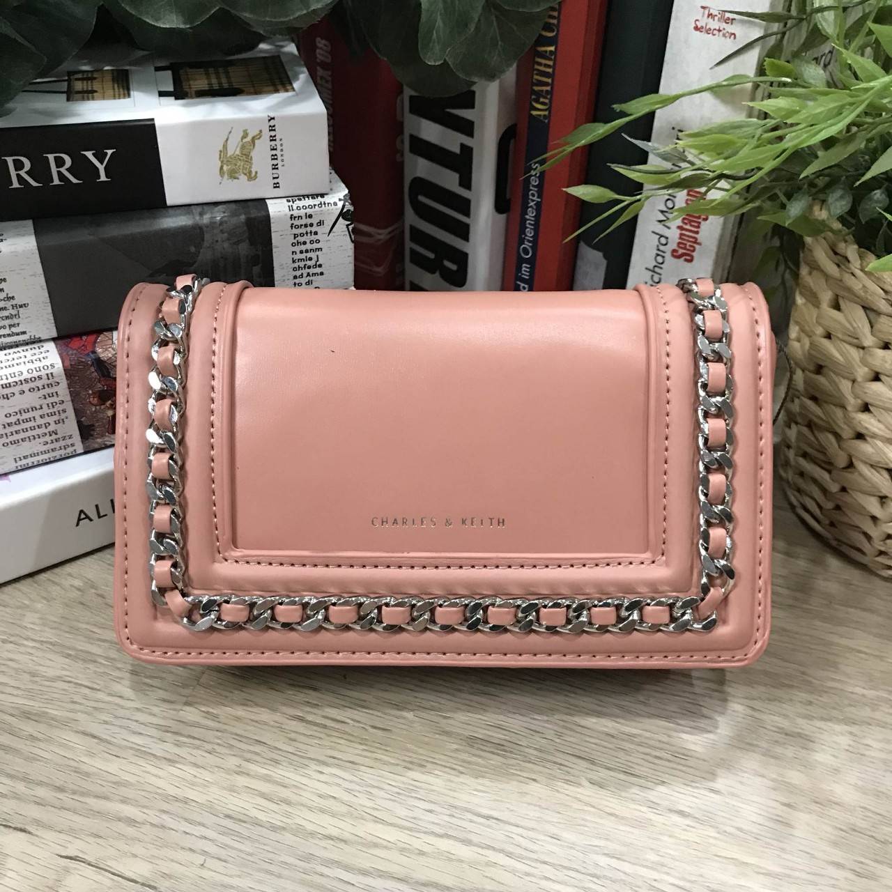 NEW ARRIVAL! CHARLES & KEITH CHAIN DETAIL CROSSBODY BAG กระเป๋าสะพายทรงสี่เหลี่ยมรุ่นชนช็อปขนาดกำลังดีวัสดุหนังนิ่มเรียบประดับด้วยโซ่ด้านหน้าดูมีดีเทล เปิดปิดด้วยกระดุมแม่เหล็ก ภายในมีช่องใส่บัตรและช่องซิป มาพร้อมสายโซ่ต่อหนังถอดถือเป็นคลัชได้ ภาพถ่ายสินค