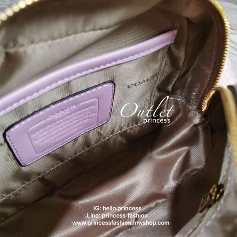 DISNEY X COACH Crossbody Bag 2019 New collection & Limited collection กระเป๋าสะพายขนาดกำลังน่ารัก วางอยู่ทรง วัสดุหนัง ลายตัวการ์ตูน Disney 3 charactors เปิดปิดด้วยซิป ภายในโล่ง ใส่ wallet ยาว มือถือได้ทุกรุ่นมีช่องเล็ก และช่องซิป พร้อมสายสะพายยาว ถอด ปรั