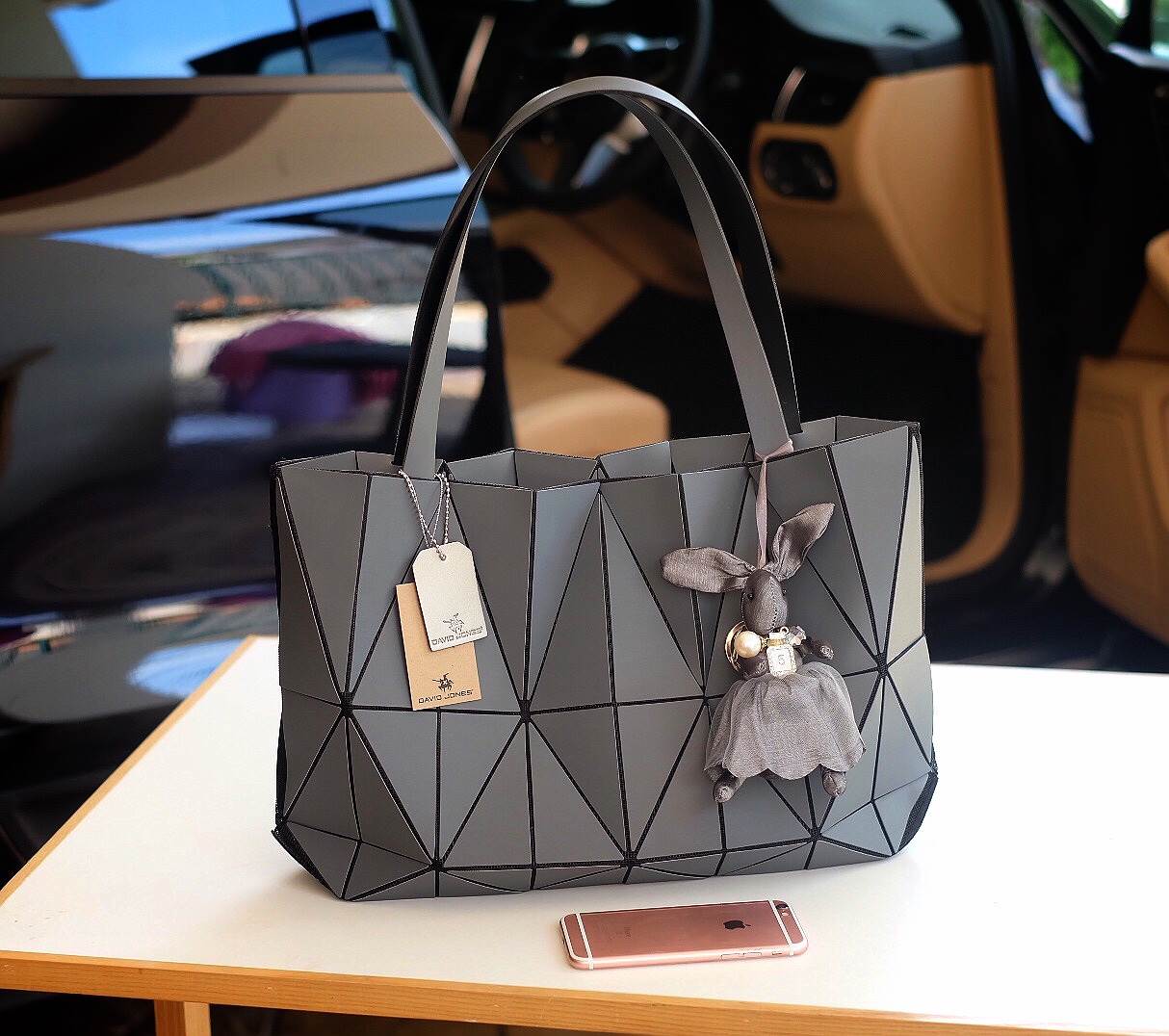 ห้ามพลาดเลยค่า ได้ สีใหม่ ลายใหม่ Metallic Grey 💕ทรงสุดฮิตจากแบรนด์ David Jones ใบนี้ มาพร้อมกับน้องกระต่ายสีเข้า set กับกระเป๋าคะ กระเป๋า ทรง Tote ตัวกระเป๋าเย็บติด ด้วยแผ่นอคิลิค สุดหรู ดีไซน์เกร๋ จุดเด่นที่ น้ำหนักเบา สามารถ ถือ หรือ สะพายไหล่ไ