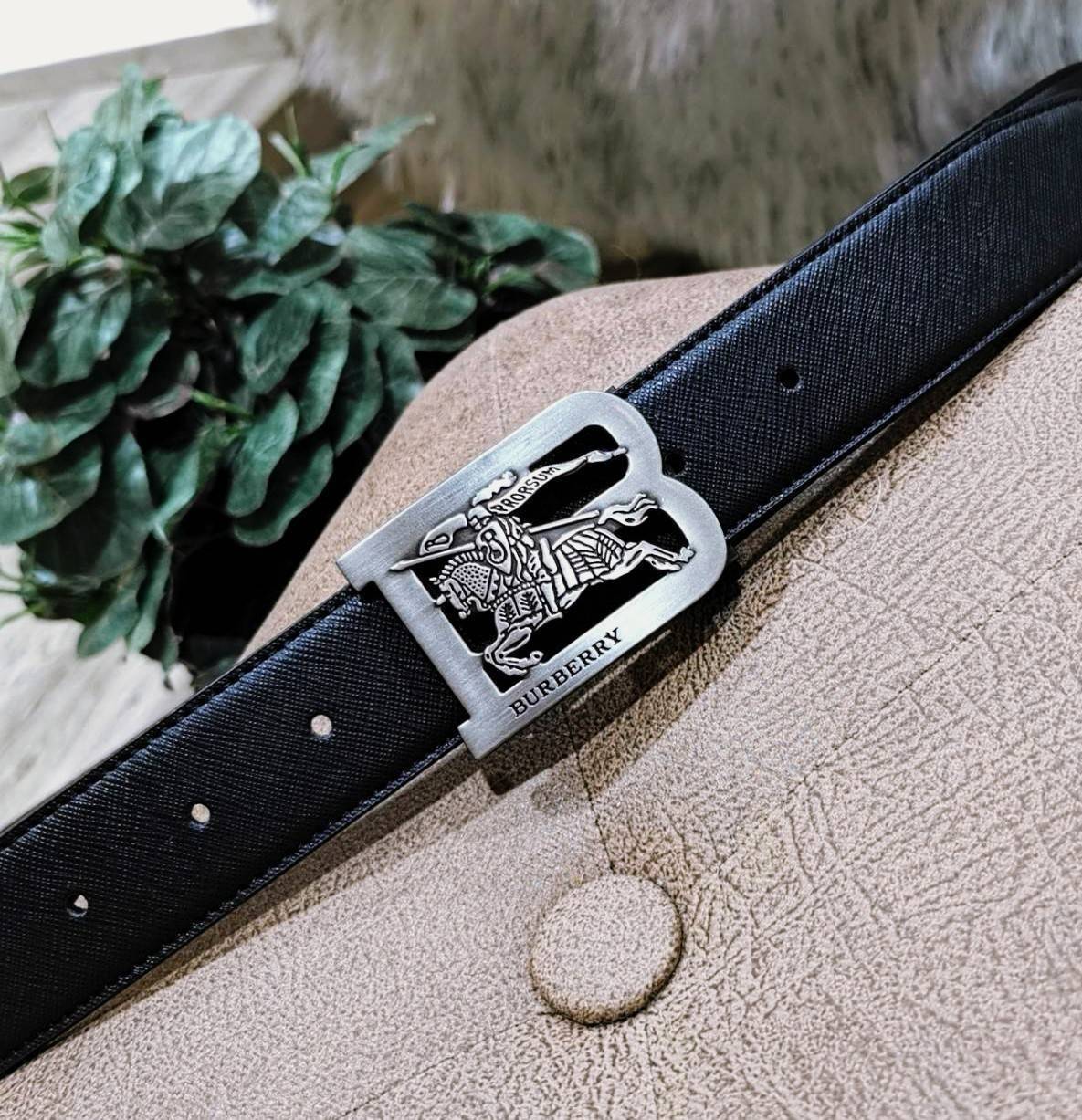 Burberry Leather Belt VIP Gift With Purchase (GWP) เข็มขัดหนังแท้ดีไซน์สวยหรูคลาสสิคพรีเมี่ยมกิ๊ฟ Limited Edition จาก Burberry DutyFree Counter โดดเด่นที่หัวเข็มขัดโลโก้แบรนด์พร้อมสายเข็มขัดหนังแท้ Saffiano สีดำสุดคลาสสิคเอ้าได้กับทุกชุดไม่มีเอ้าท์ ใน Ori