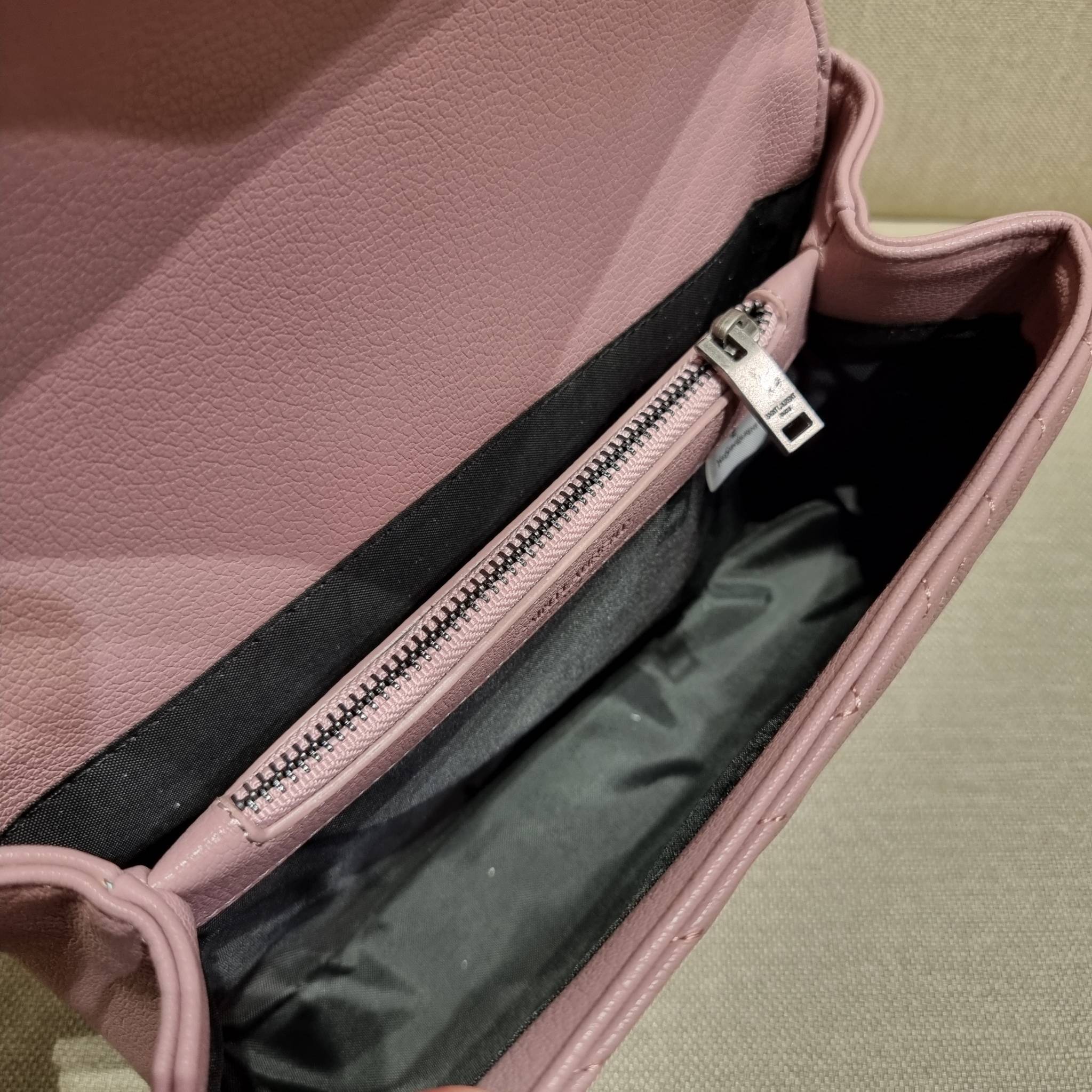 Yves Saint laurent crossbody boutique vip bag กระเป๋าสะพายไหล่ ดีไซน์ทรงสวยหรู พิเศษ แถมฟรี พวงกุญแจห้อยโลโก้ ดูแพงไปหมดจริงๆไอเท็มนี้ วัสดุหนังสังเคราะห์ลายคาร์เวีย เปิด-ปิดด้วยกระดุมแม่เหล็ก ภายในโล่งกว้าง แบ่งสัดส่วนไว้อย่างดี มาพร้อมหูจับในตัว และสายส