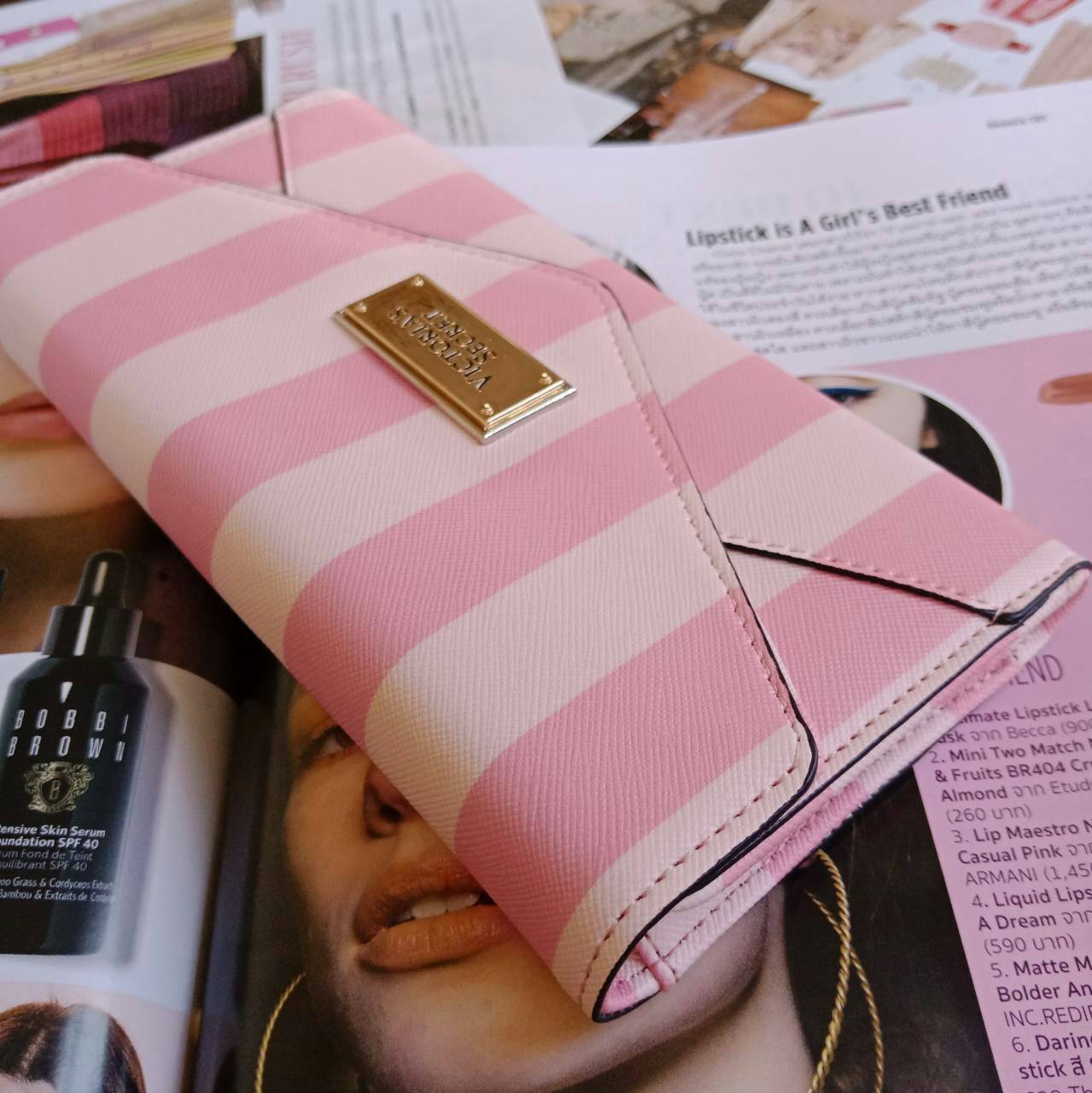 กระเป๋าสตางค์ลาย signature จากแบรนด์ฮิตอย่าง Victoria Secret โทนสีชมพู ขนาดกะทัดรัด เปิดปิดด้วยฝาพับกระดุม แบบสามตอน ด้านในมีช่องใส่ธนบัตรยาวได้ ใส่บัตรหลายช่อง แถมยังมีช่องซิปใหญ่อีกหนึ่งช่อง เพิ่มความเก๋ด้วยช่องใส่รูปตรงกลาง สวยครบจบทุกฟังค์ชั่น ให้เป็น