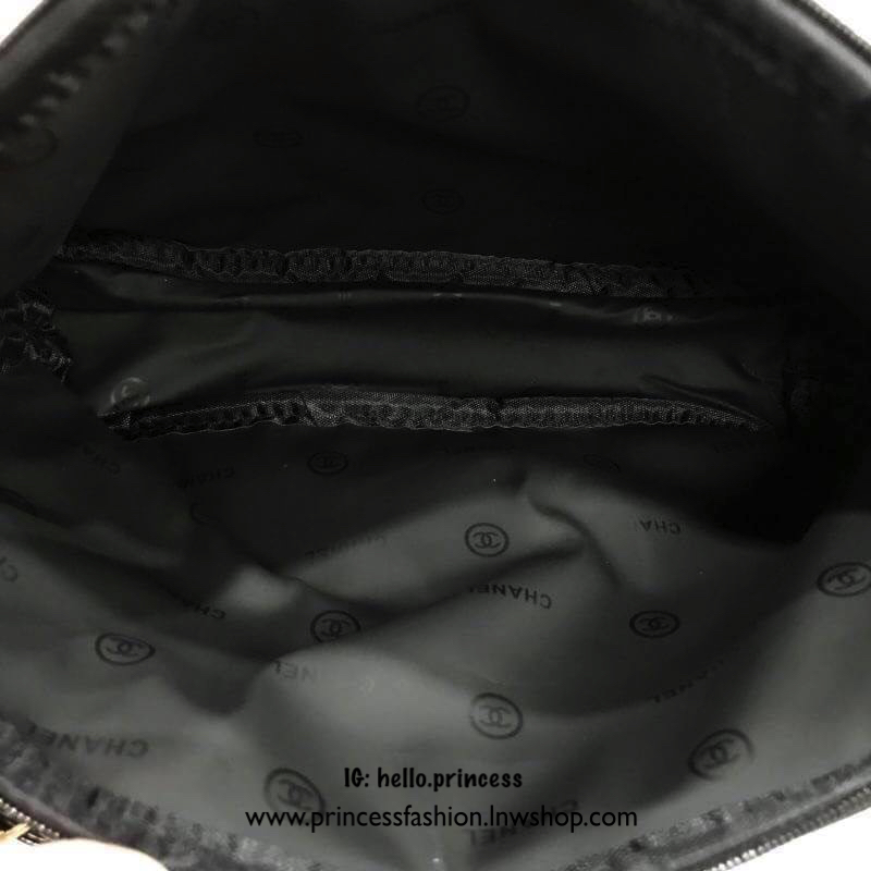 Chanel Clutch Bag With Chain VIP Gift With Purchase กระเป๋าสะพายข้างลายตาราง VIP. gift ของแท้ จาก Chanel Perfume Counter รุ่น Limited Edition วัสดุหนังเรียบลายตาราง เปิดปิดด้วยซิปแบรนด์ อะไหล่ทอง ขนาดกำลังน่ารัก น้ำหนักเบา ภายในมีโลโก้ และช่องซิป พร้อมสาย