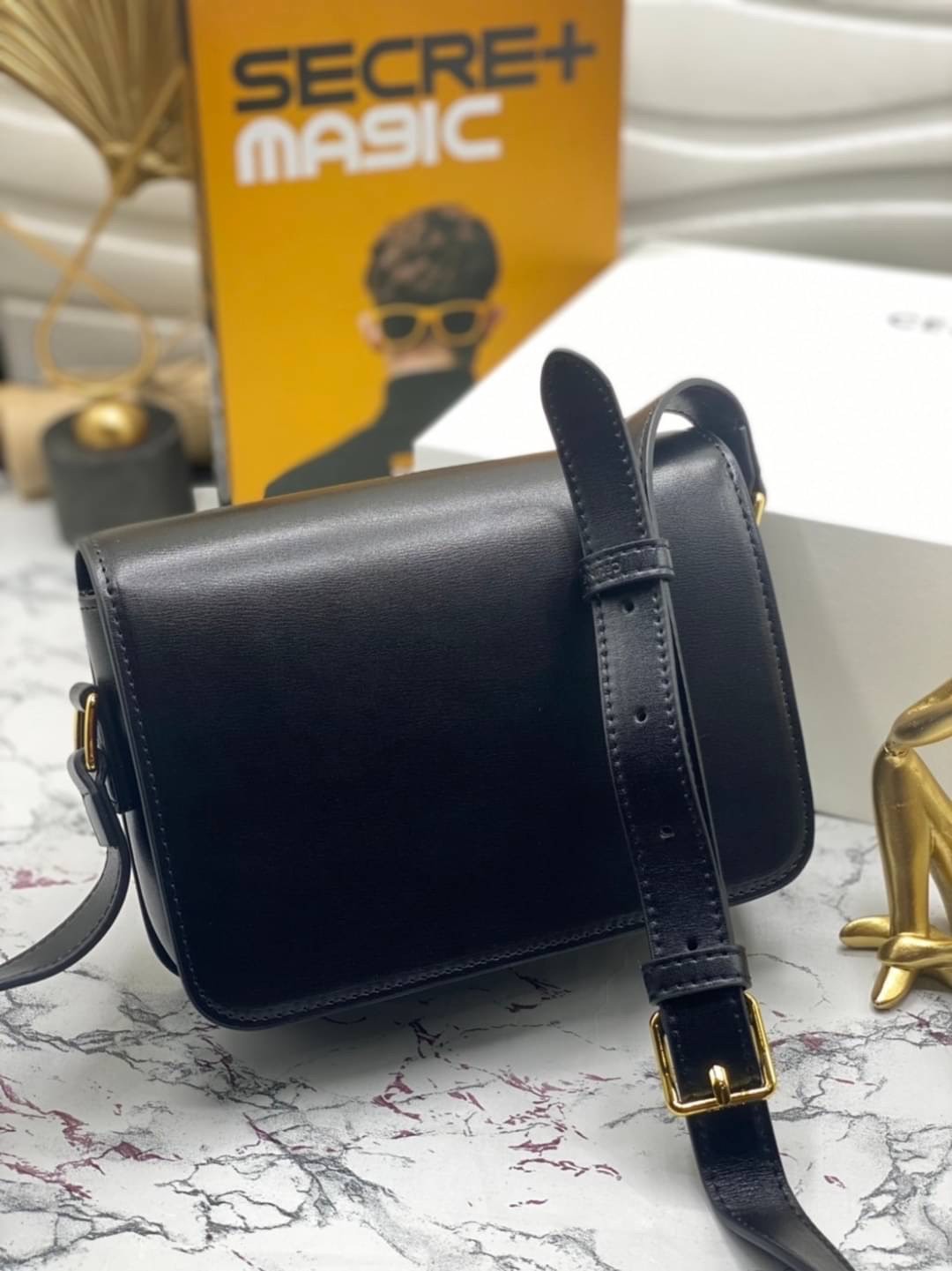 CELINE TRIOMPHE CROSSBODY BAG / CELINE TEEN ดีไซน์ยอดนิยมสไตล์ LISA ทรงสี่เหลี่ยมหนังสวยหรูอยู่ทรงเปิดปิดด้วยฝาปิดโลโก้แบรนด์อะไหล่ทอง ภายในมีช่องหลัก ช่องย่อย และช่องซิป สามารถใส่มือถือของใช้จุกจิกได้เยอะ มาพร้อมสายสะพายหนังยาวปรับระดับได้ จะสะพายไหล่ CR