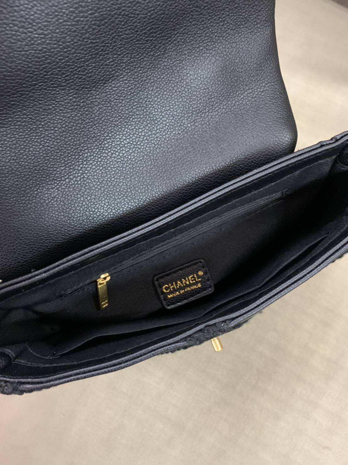 CHANEL 19 Large Stitch Bag VIP GIFT WITH PURCHASE (GWP) พรีเมี่ยมกิ้ฟ Limited Edition จาก Chanel DUTY FREE COUNTER กระเป๋าสะพายทรงคลาสสิค ตกแต่งด้วยการเย็บตะเข็บขนาดใหญ่ วัสดุหนังแท้(calfskin)ผสมผ้าทวีด หนังนิ่มมาก เงาขึ้นรูปสวยค่ะ ดีไซต์สายสะพายโซ่สองสีส
