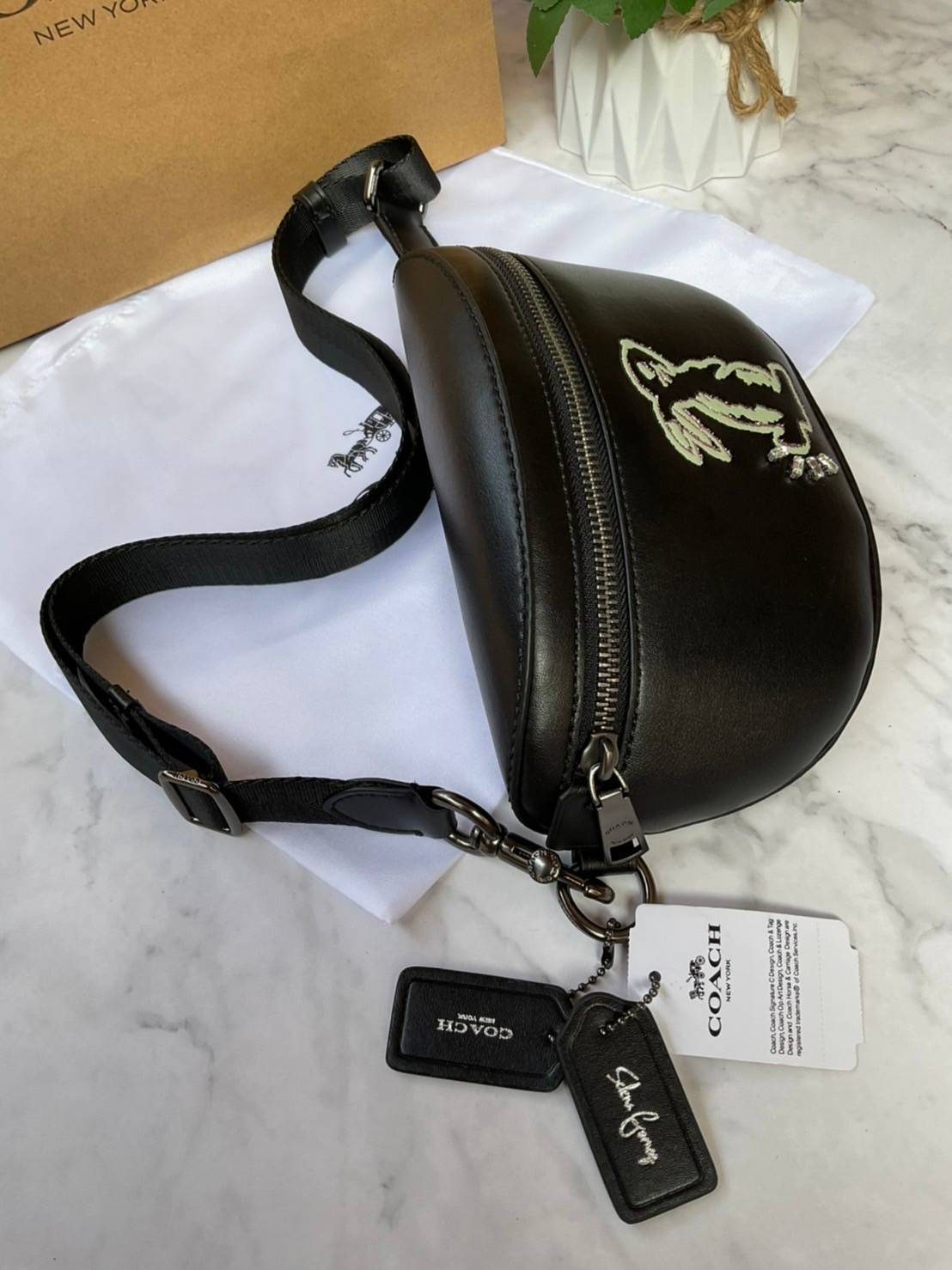 COACH SELENA BELT BAG WITH BUNNY (39315 Pink) / (39316 Black) กระเป๋าสะพาย/คาดอก/คาดเอว รุ่น Limited Edition น่ารักมาก💕 วัสดุหนังแท้ หนังนิ่มอยู่ทรง เปิด-ปิด ด้วยซิป ใส่ Iphone+ กระเป๋าสตางค์ใบสั้น ใส่ของจุกจิกได้ ด้านหลังมีอีก 1 ช่องซิป สายปรับระ