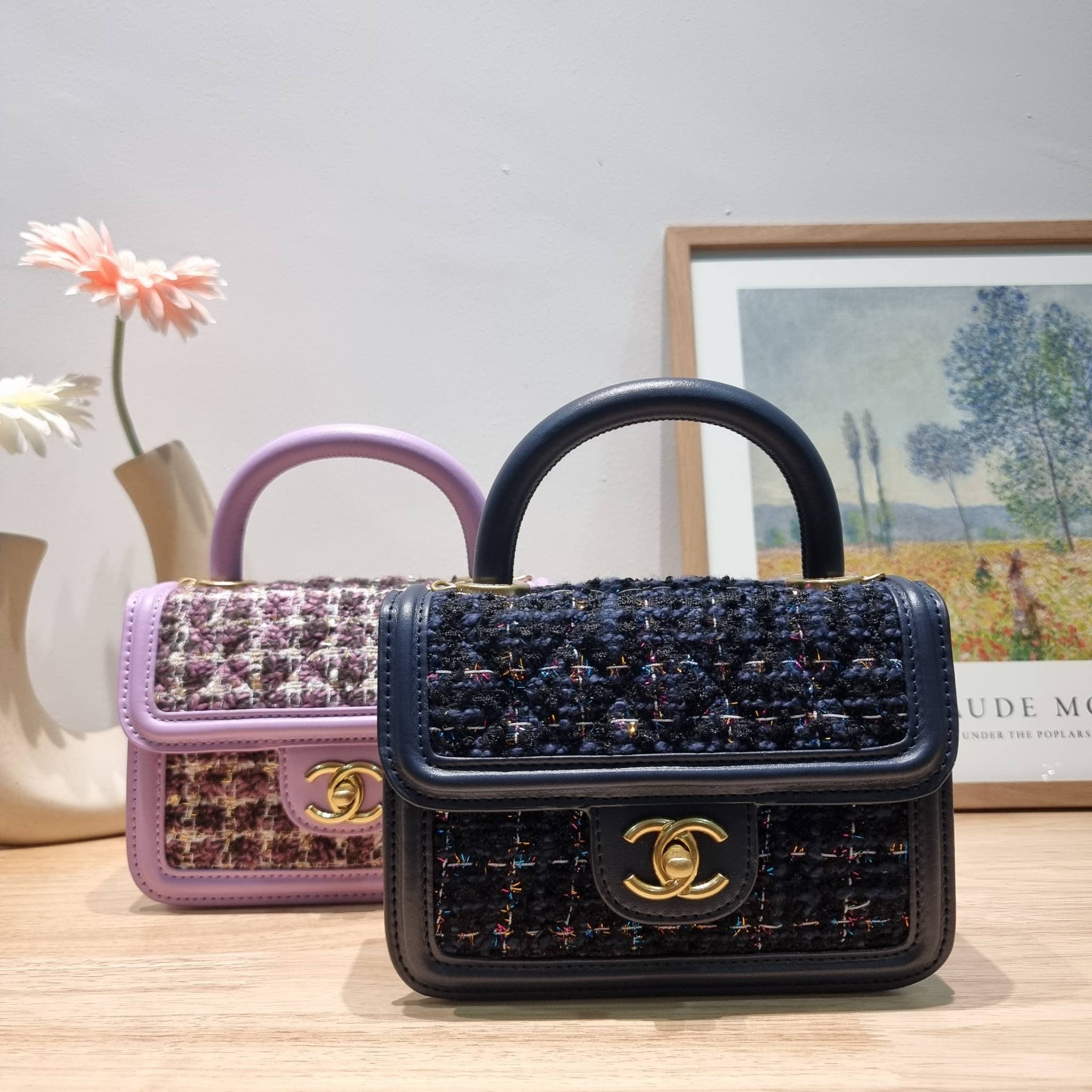 Chanel tweed mini flap bag / Chanel mini top handle กระเป๋าสะพายงานผ้าทวิตเอกลักษณ์เฉพาะของแบรนด์ งานสวยเป๊ะ มาพร้อมสายยาวถอดออกถือสวยๆเริ่ดๆ คิวท์มาก!! ดีเทลน่ารักเพียบ!!