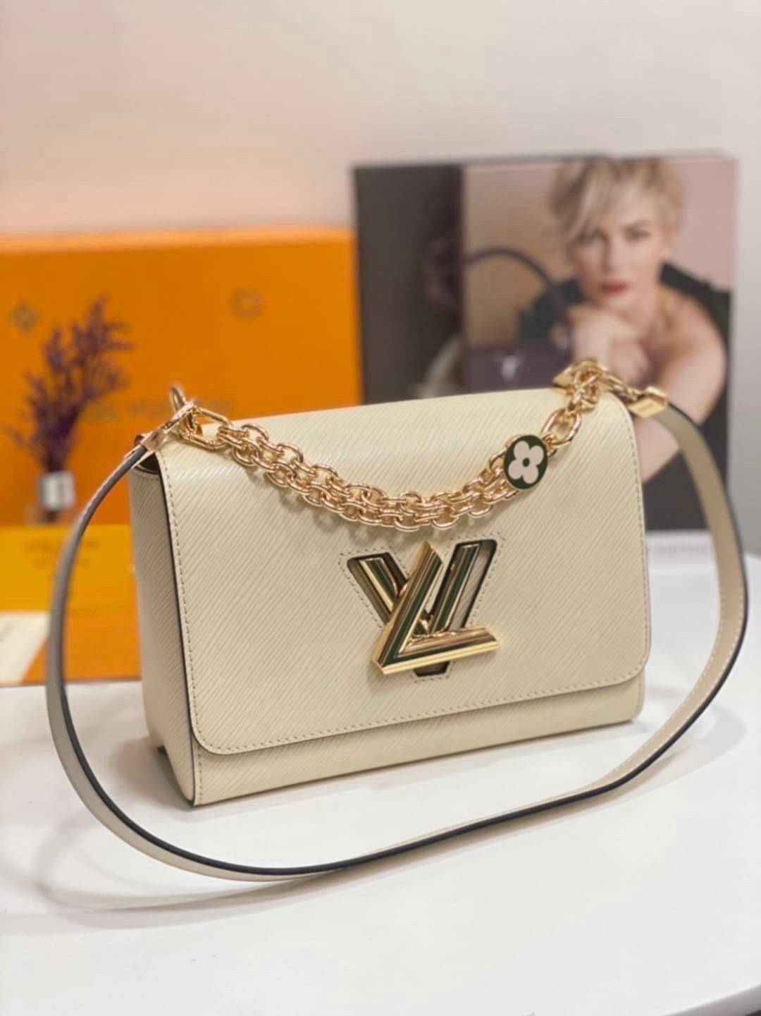 ORI หนังแท้ | LV Twist MM chain bag in grained Epi leather กระเป๋าสะพาย/กระเป๋าถือร พร้อมสายโซ่ หนังลายเกรน Epi โดดเด่นด้วยโลโก้หน้า สวยหรูเป็นเอกลักษณ์ ดีไซน์คัลเลอร์บล็อค สัมผัสโดดเด่นแมตช์กับทุกสไตล์