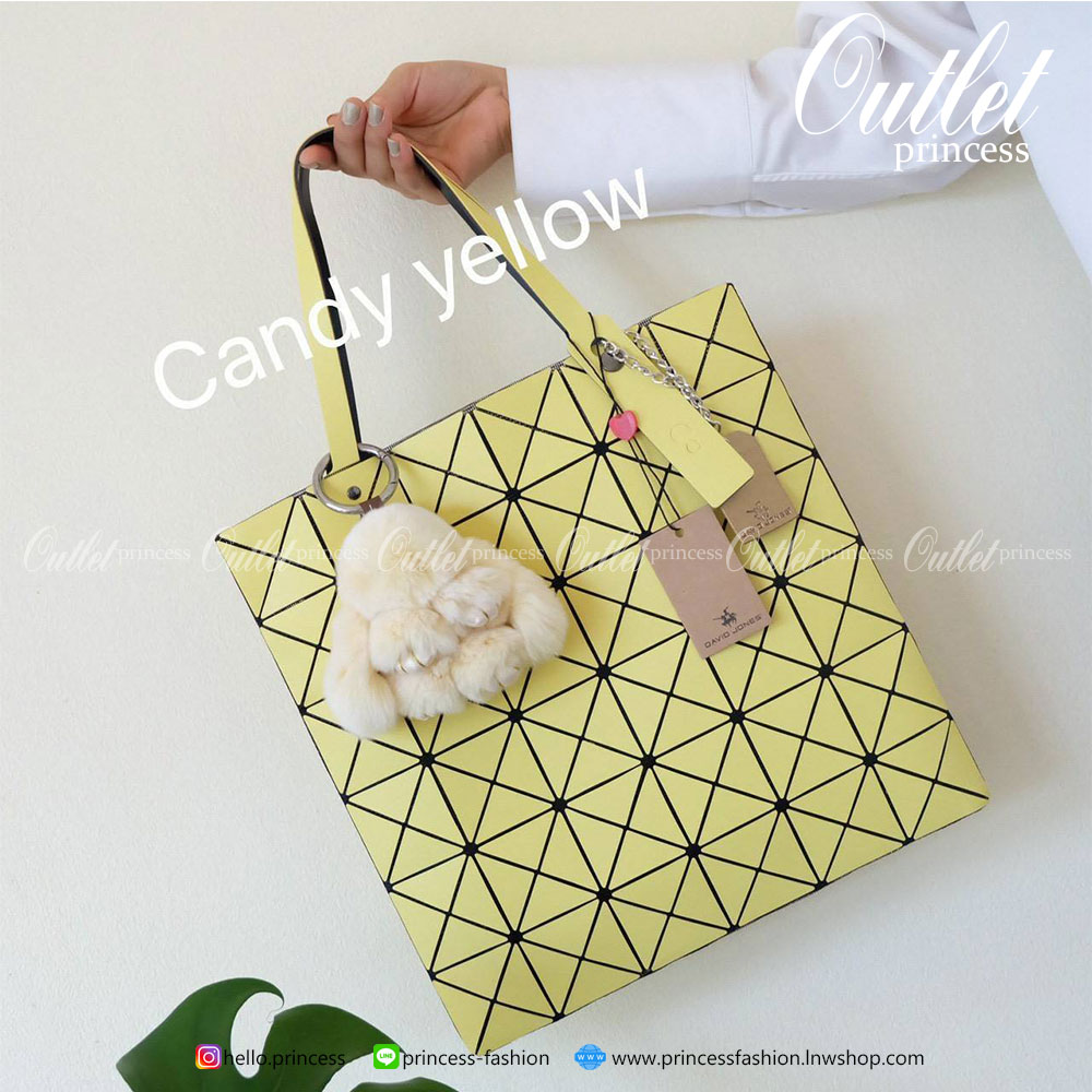 ทรงสุดฮิตจากแบรนด์ David Jones รุ่น Candy color ใบนี้ มาพร้อมกับน้องกระต่าย DV ขนฟู นิ่มๆ สีเข้า set กับกระเป๋าคะ กระเป๋า ทรง Tote ตัวกระเป๋าเย็บติด ด้วยแผ่นอคิลิค ตัดขอบลายวิ้งๆ สุดหรู ดีไซน์เกร๋ จุดเด่นที่ น้ำหนักเบา สามารถ ถือ หรือ สะพายไหล่ได้คะ ใบใหญ