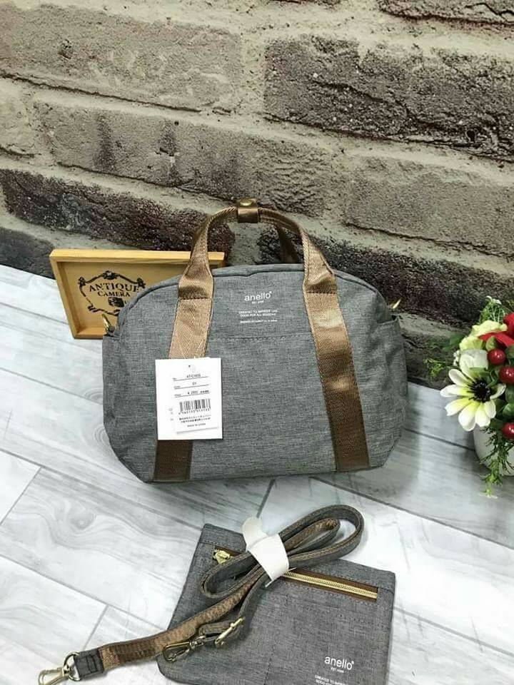 Anello Mini Boston shoulder Bag New arrival คอลเลคชั่นใหม่ล่าสุด ชน shop ค่ะ กระเป๋าถือ หรือสะพายข้าง ขนาดกำลังน่ารัก เปิดปิดด้วยซิปคู่ ภายในมี ใบลูกให้อีก 1 ใบ แยกใช้ได้ค่ะ ด้านหน้าสกรีนโลโก้แบรนด์ มีช่องทั้ง 4 ด้าน หน้าหลัง และด้านข้างใช้งานได้จริง มา พ