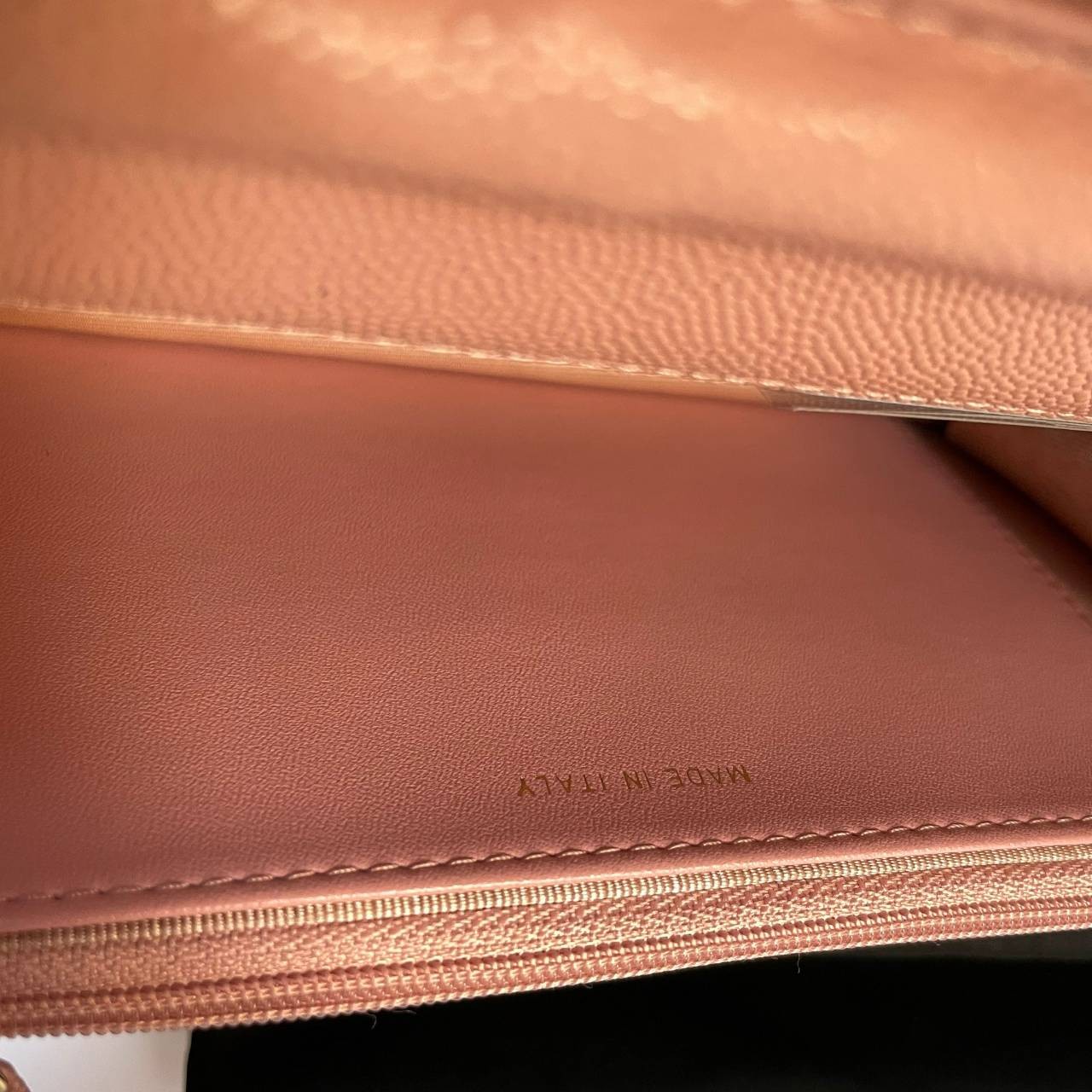 VIP 】หนังแท้ CHANEL WOC style โทนสีพาสเทล กระเป๋าสะพายทรงสวยตลอดกาล วัสดุหนังลายคาเวียร์ เนื้อนุ่ม อยู่ทรงคุณภาพดีตามแบบฉบับของแบรนด์ น้ำหนักเบา ด้านหน้ามีโลโก้แบรนด์อะไหล่หรู มีช่องใส่บัตร ใส่ของจุกจิก เปิดปิดด้วยฝาปิดกระดุม ซับในหนัง ตัวจริงสวยมากๆถูกใจ