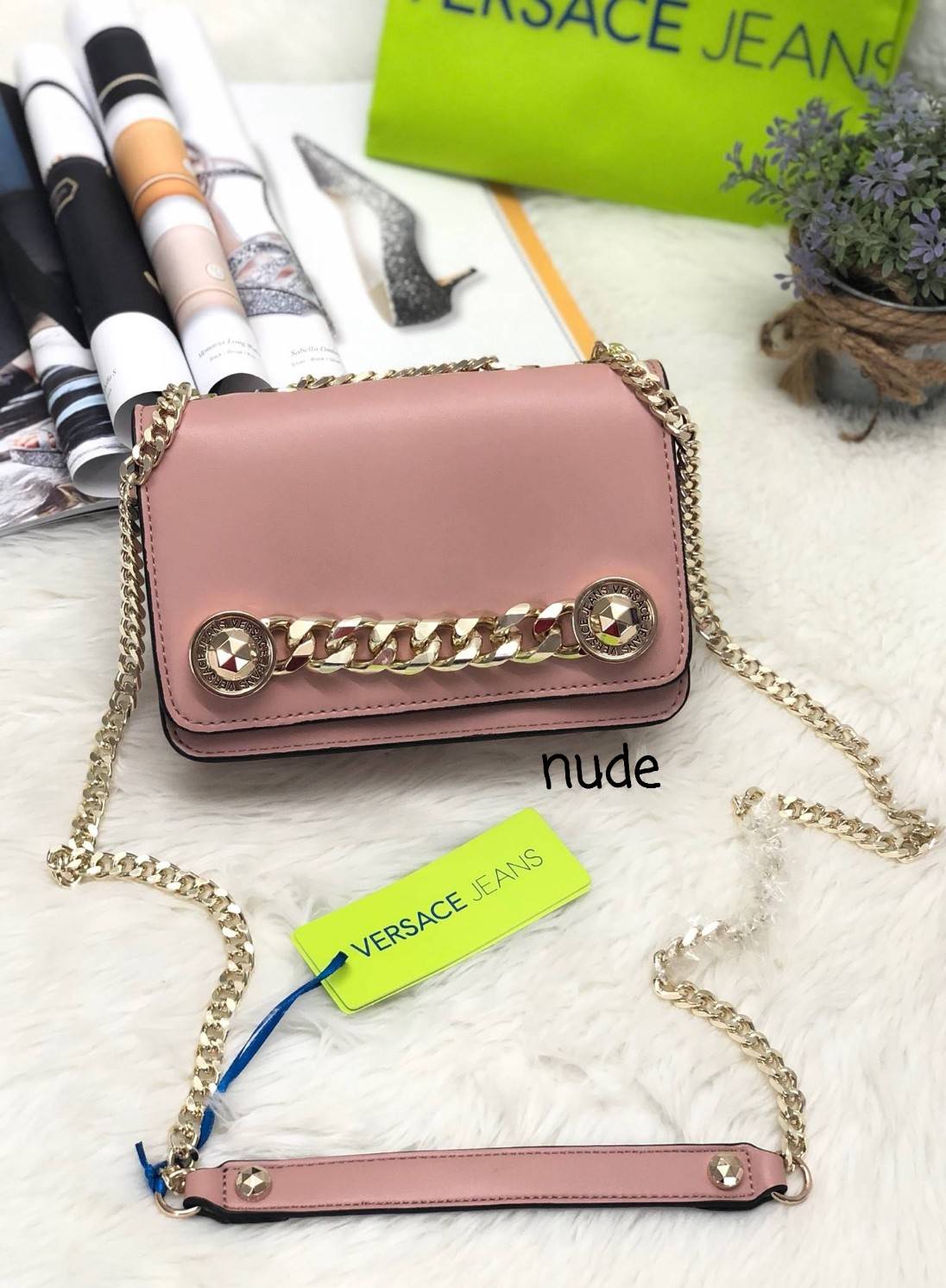 VERSACE JEANS NAPPA CROSSBODY BAG New in! กระเป๋าสะพาย วัสดุหนัง pu. เรียบเนื้อดี ปรับเปลี่ยนรูปแบบการใช้งานได้ถึง 3 แบบ สะพายข้าง, crossbody หรือคล้องไหล่ได้ อะไหล่ทองเหลื่อมๆ ดูวินเทจ เปิดปิดกระเป๋าแบบฝาปิดกระดุมแม่เหล็ก ใส่ wallet สั้น มือถือได้ทุกรุ่น