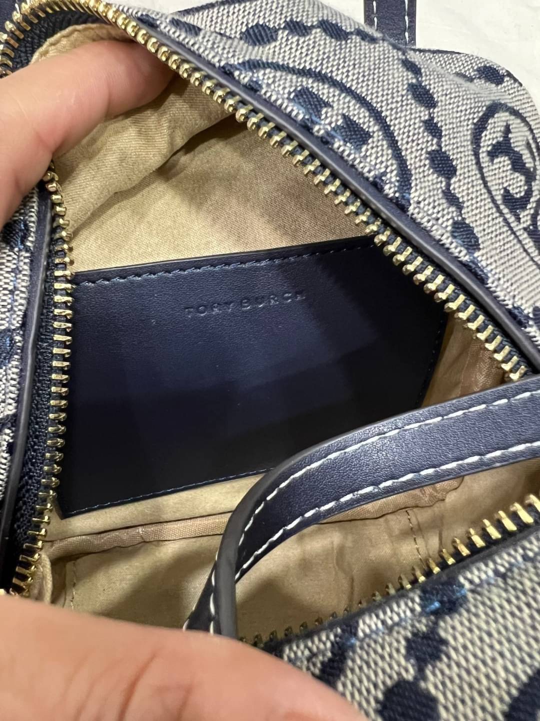 TORY BURCH T MONOGRAM JACQUARD CUBE BAG 🎁พร้อมส่งที่ไทยใหม่ล่าสุด! ปีใหม่นี้เราต้องมีกระเป๋าสวยและเก๋ไว้ใช้กันค่ะ กับกระเป๋าทรง CUBE ดีไซด์ให้ดูเรียลร่วมสมัยมากขึ้น สามารถหยิบจับของได้ง่าย ทรงกระเป๋าแบบกล่อง