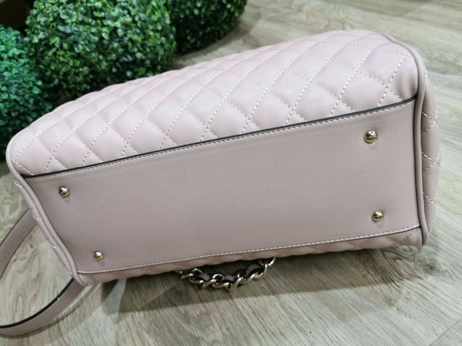 GUESS WOMEN’S BOWLING BAG กระเป๋าสะพายทรง Bowling รุ่นใหม่ล่าสุดจาก GUESS FACTORY หนังนิ่มลายตารางสวยอยู่ทรงใบใหญ่กำลังดี ด้านหน้าประดับโลโก้หูหิ้วโซ่ร้อยหนังสะพายไหล่ได้เเข็งแรงรับน้ำหนักได้เยอะ เปิดปิดด้วยซิปสะดวกใช้ มีหมุดรองฐานกันรอย ภายในมีช่องซิปและ