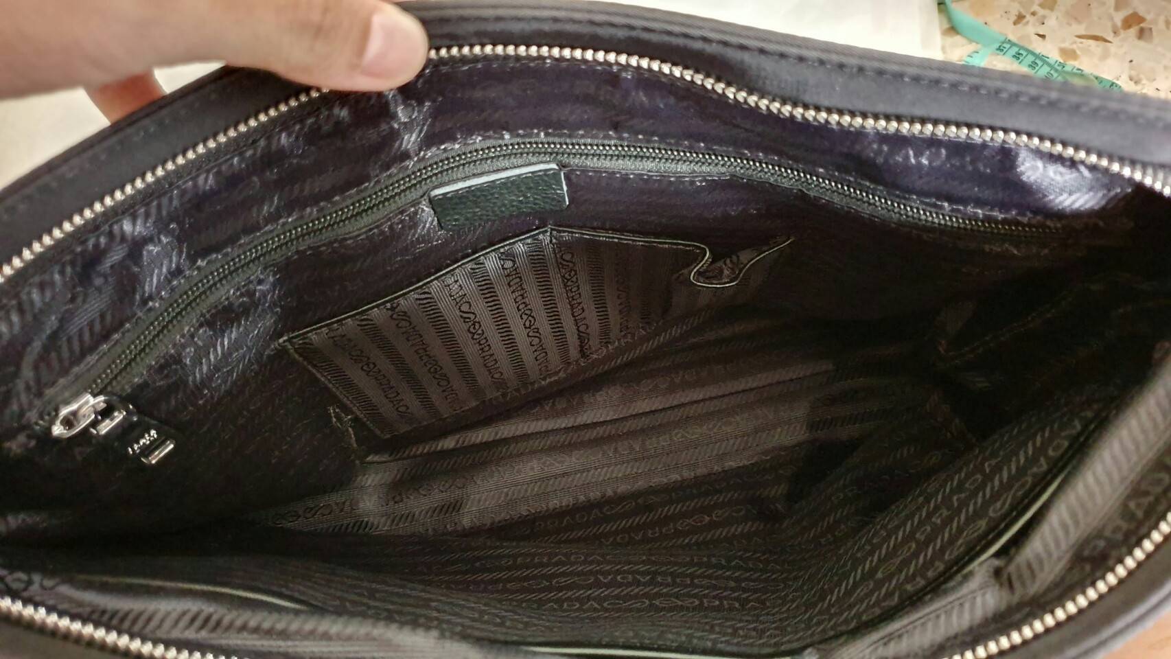 PRADA VIP GIFT NYLON HANDBAG ทรงสวย สุดคลาสสิค อยู่ทรง สวยหรูมากคะ วัสดุทำจากNylon คุณภาพดีสามารถกันน้ำได้ จะถือก็หรู จะสะพายก็ได้คะ ขนาดกลางๆ จุของได้เยอะ ใส่สมุด หนังสือ Ipad Labtop ได้สบายๆคะ ใช้ได้ทั้งคุณผู้หญิง และ คุณผู้ชายเลยคะ ดูดีมีคลาส มากๆคะ รุ