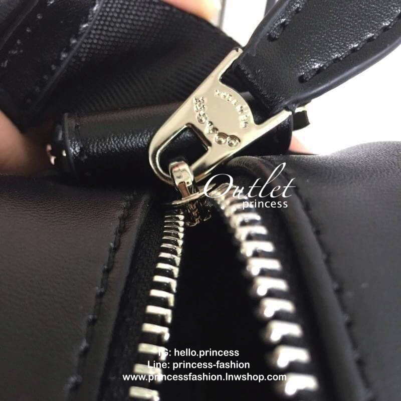 Coach Charcoal bag กระเป๋าสะพาย Coach ผู้ชาย ลาย c นูน ทรงสี่เหลี่ยมผืนผ้า สามารถใส่ iPad ได้ ภายในกว้าง มีช่องเล็กๆหลายช่องพร้อมมีช่องซิปเล็ก 1 ช่อง กระเป๋าทรงรูปตั้งได้ มีสายสะพายยาว crossbody ได้ สายสามารถปรับระดับได้ สะพายไปทำงานหรือเที่ยวได้ทุกโอกาส