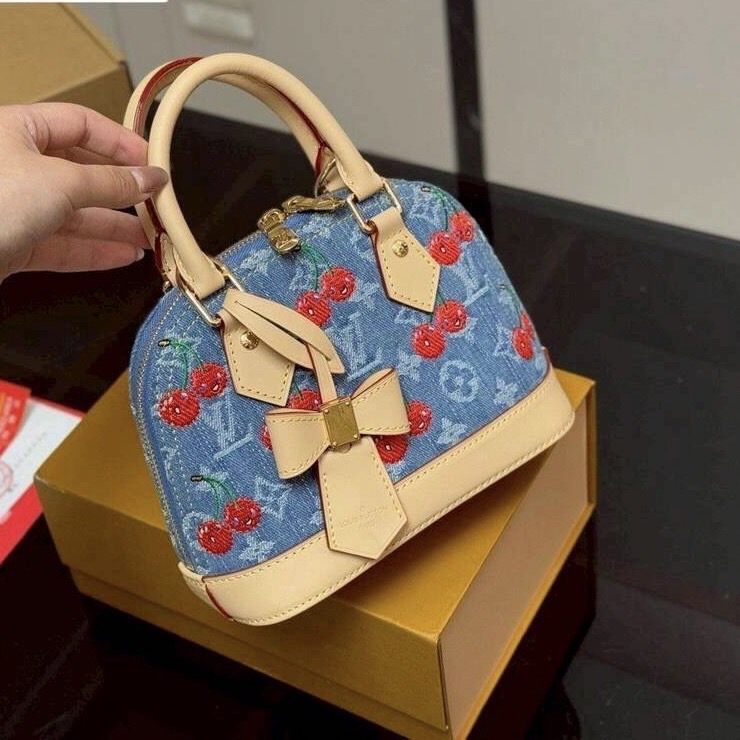 LV x TM Alma BB Monogram cherry denim 20cm กระเป๋าสะพายทรงโดม อัพลุคไฮน์ ขนาดกำลังดี หูจับในตัวใช้งานได้สะดวก โดดเด่นมีชีวิตชีวา ด้วยเดนิมวินเทจปักลายเชอร์รี่สีสันสดใสสะดุดตาสะท้อนสไตล์ไอคอนิก