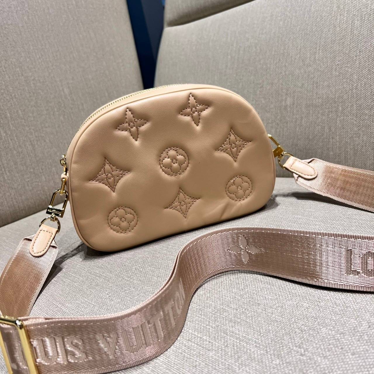 LV EXCLUSIVE VIP COSMETICS BAG ไอเท็มเอ็กซ์คลูซีฟ รุ่นหายาก กระเป๋าใส่เครื่องสำอางค์เอนกประสงค์ ที่นำมาประยุกต์ใช้เป็นกระเป๋าสะพายประจำวันได้ เพราะพิเศษมากแถมสายสะพายมาให้ วัสดุหนังลูกวัวฟอกสี นิ่มมาก เปิด-ปิดด้วยซิป ภายในโล่งกว้าง มีช่องแบ่งสัดส่วนให้ จั