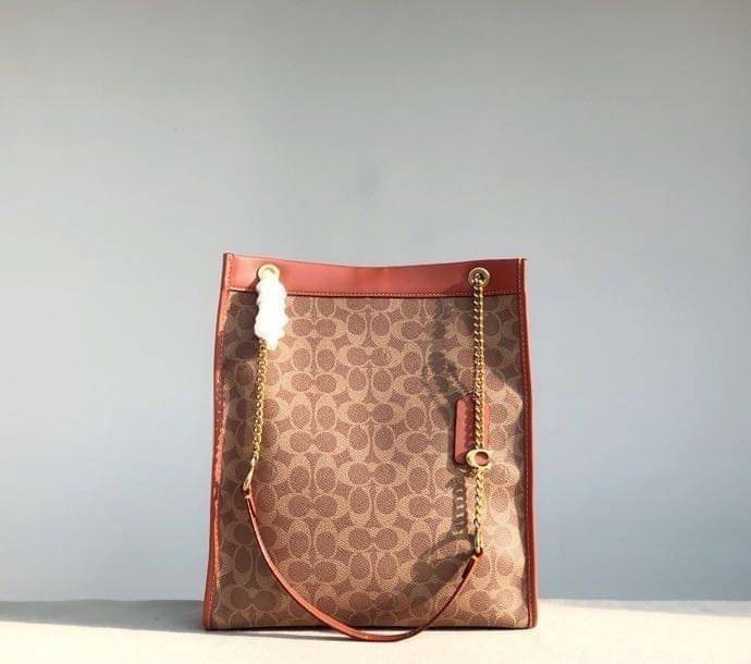 Coach women totes bag C6620 คอลเลคชั่นใหม่ล่าสุด กระเป๋าสะพายทรงโท้ท ดีไซน์คลาสสิคใช้งานได้บ่อยหลากหลายโอกาส ภายในกระเป๋าเป็นช่องโล่ง ใส่ของสำคัญได้ครบ สายสะพายหนังสลับโซ่ อัพความหรูไปอีก สะพายใบนี้บอกเลยว่าไม่ซ้ำใคร ถ่ายรูปสวย ไปเที่ยวคาเฟ่ชิคๆ รับรองได้