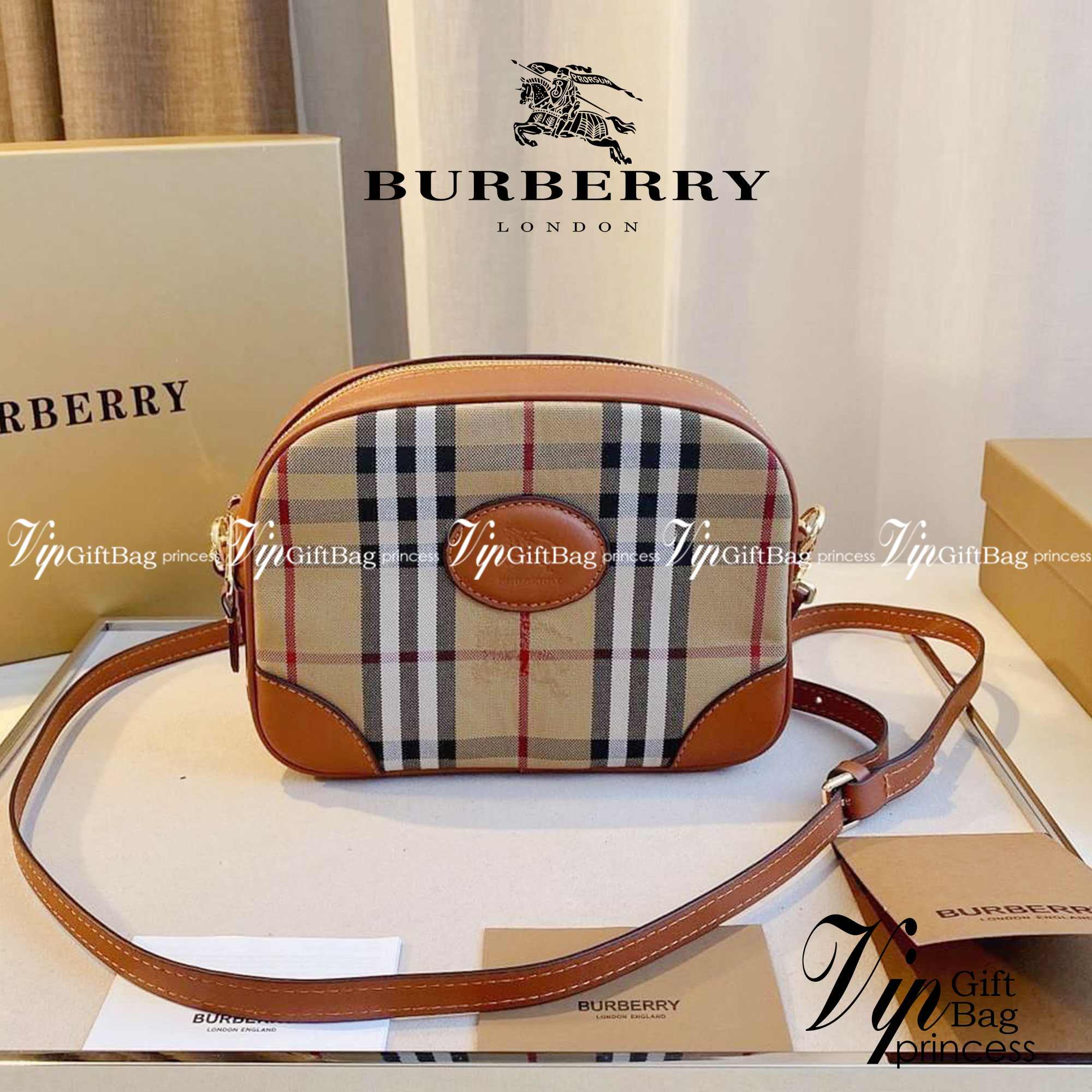 BURBERRY CROSSBODY VINTAGE BAG กระเป๋าสะพายทรง camera ซิปบน ลายซิกเนเจอร์แบรนด์ มาพร้อมสายสะพายยาวครอสบอดี้ งานสวยเป๊ะปั๊มทุกจุด สวยอยู่ทรง เปิดปิดด้วยซิปยาว ภายในมีช่องแบ่งเป็นสัดส่วน สามารถใส่มือถือ iphone เงิน ของจุกจิกได้ สายสะพายหนังยาวปรับระดับได้ อ