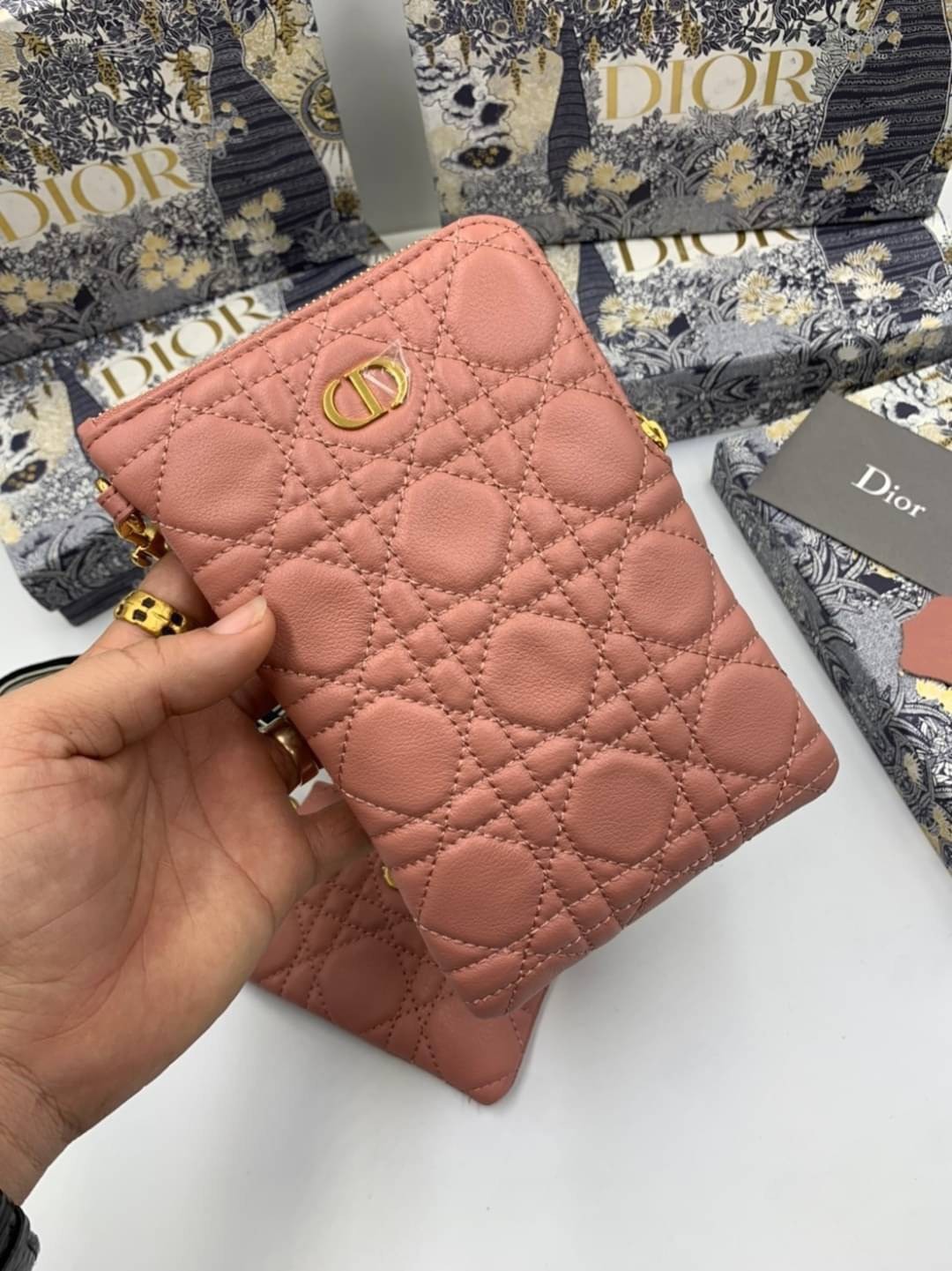VIP 】CHRISTIAN DIOR PHONE BAG 2 in 1 DOUBLE BAG กระเป๋าเซ็ท 2 ใบ มีสายสะพายข้าง ถอดออกใช้งานได้ ถือว่าคุ้มมากๆเลยค่ะ สามารถใช้งานแยกกันได้ ใส่สายสะพายหรือ ถือได้ วัสดุหนังแท้ สวยงามนุ่มฟู น่ารักมากๆ เลยน้าาา
