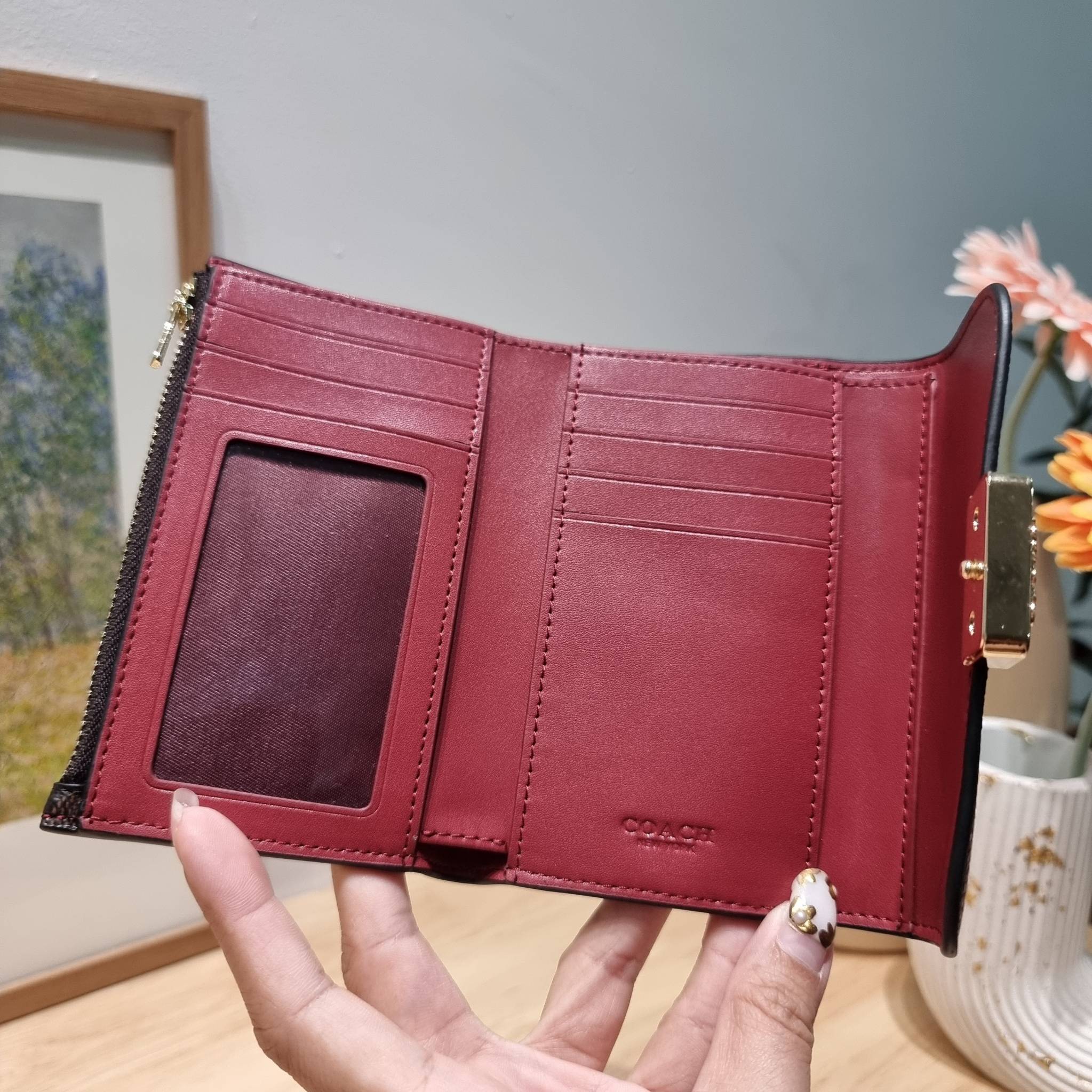 COACH MEDIUM GRACE WALLET IN SIGNATURE CANVAS CC061 CC060 CC059 พร้อมส่ง 5 สี กระเป๋าสตางค์ใบกลาง ดีไซน์หรู โดดเด่นด้วยโลโก้สไตล์วินเทจ คลาสสิค โทนสีใช้งานง่าย