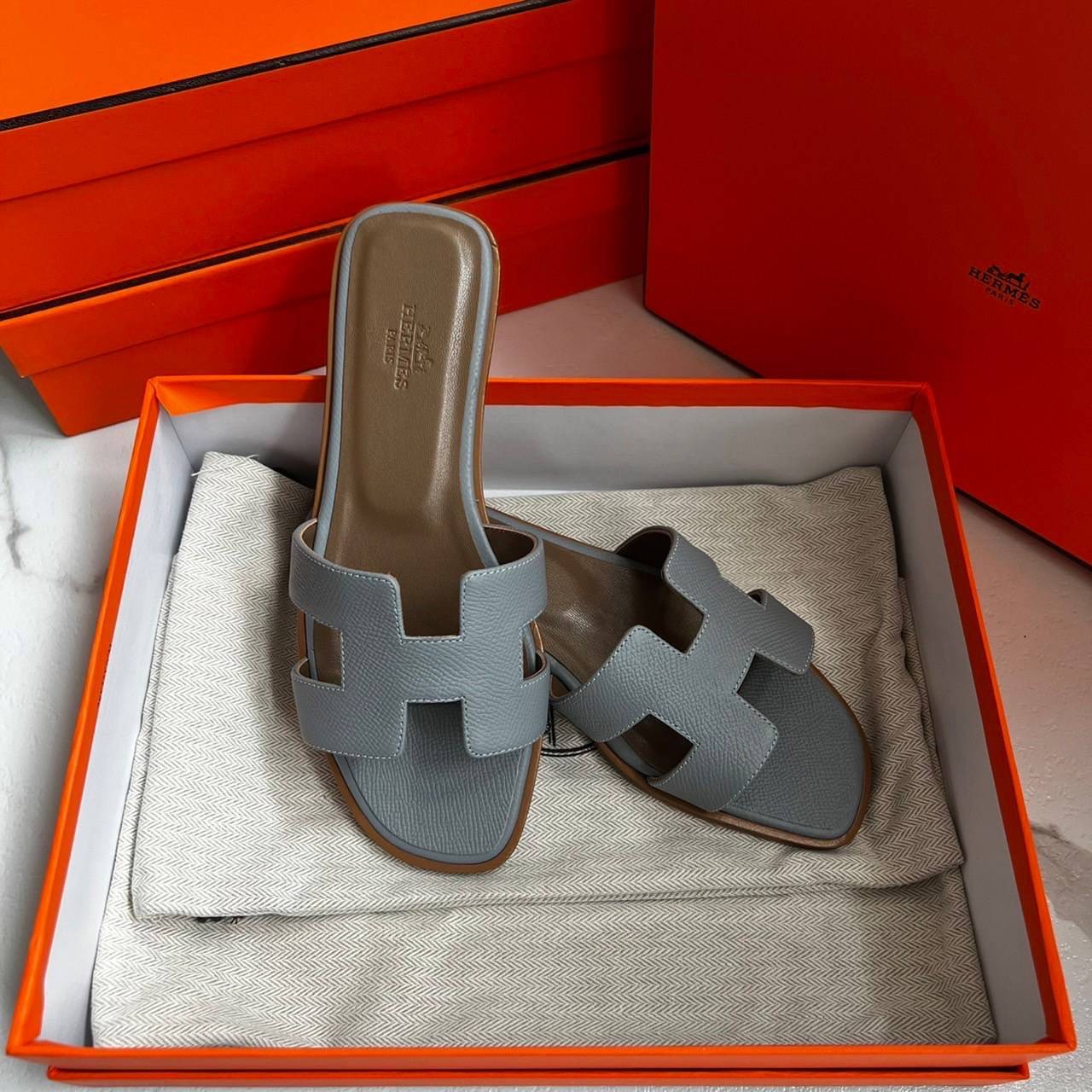 หนังแท้ Hermes sandal Epsom leather รองเท้าแตะงานสั่งตัตใช้สลับแท้ เกรดออริจินอล 1:1 เกรดเหมือนสุด มี series code ทุกคู่ งานตัดเย็บปราณีตละเอียด ใส่สบาย ไม่ลื่น ใช้ทนนาน เกรดนี้คุ้มมาก ไม่ผิดหวังค่ะ ภาพสินค้าถ่ายจากงานขายจริง ใช้งานต่างประเทศได้