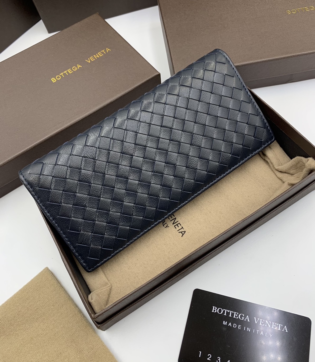 หนังแท้ BOTTEGA VENETA LONG WALLET / BV LONG WALLET / BV Wallet พร้อมส่งที่ไทย กระเป๋าสตางค์ใบยาว 2 พับ รุ่นตามหา มาเท่าไหร่ไม่เคยพอเลยค่า เป็นรุ่นคลาสสิกที่หยิบมาใช้งานได้บ่อยที่สุด งานหนังลูกวัวแท้ทั้งใบ ใช้ทนทานได้นาน ใช้ทนทานได้นานภาพสินค้าถ่ายจากงานข