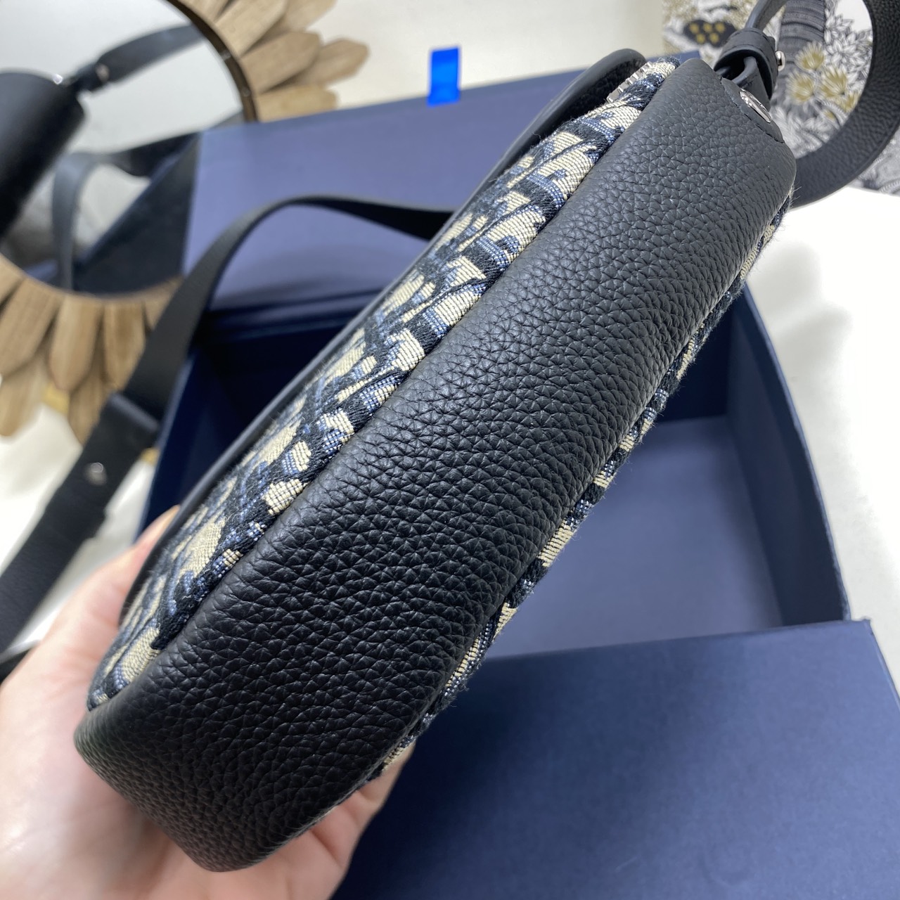 ORI หนังแท้ | DIOR Mini Saddle Bag กระเป๋าสะพาย คาดอก ผ้าแจ็กการ์ดลาย Oblique สีเบจและสีดำ นำเสนอมุมมองใหม่ให้กับดีไซน์ไอคอนิกด้วยรูปทรงที่ทันสมัย