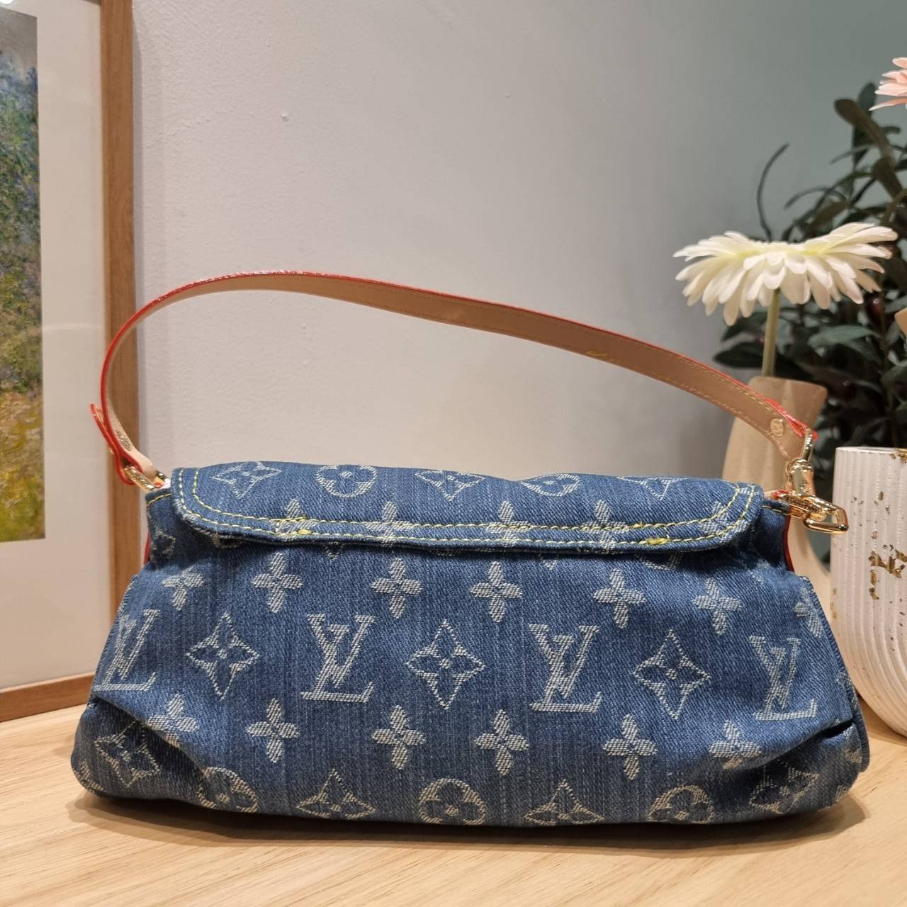 LV mini pleaty denim bag / LV Denim Pochette Bag ฮอตตัวแม่แบบฉ่ำ กับกระเป๋าสะพายไหล่ แรร์ไอเท็มที่สาวๆตามหา ดีไซน์เดนิมสวยโดดเด่น รูปทรงวินเทจ