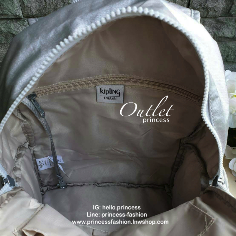 Kipling Matta Small Metallic Backpack รุ่น KI1490 คอลเลคชั่นใหม่ชนช้อป!!กระเป๋าเป้ขนาดกำลังดี วัสดุไนล่อนเคลือบกันน้ำ มีน้ำหนักเบา มีช่องเก็บของหลายช่อง แบ่งเป็นช่องด้านหน้า 2 ช่องและด้านข้างอีก 2 ช่อง ช่องใหญ่ปิดเปิดด้วยซิปคู่ภายในมีช่องซิป ช่องใส่ของจุก