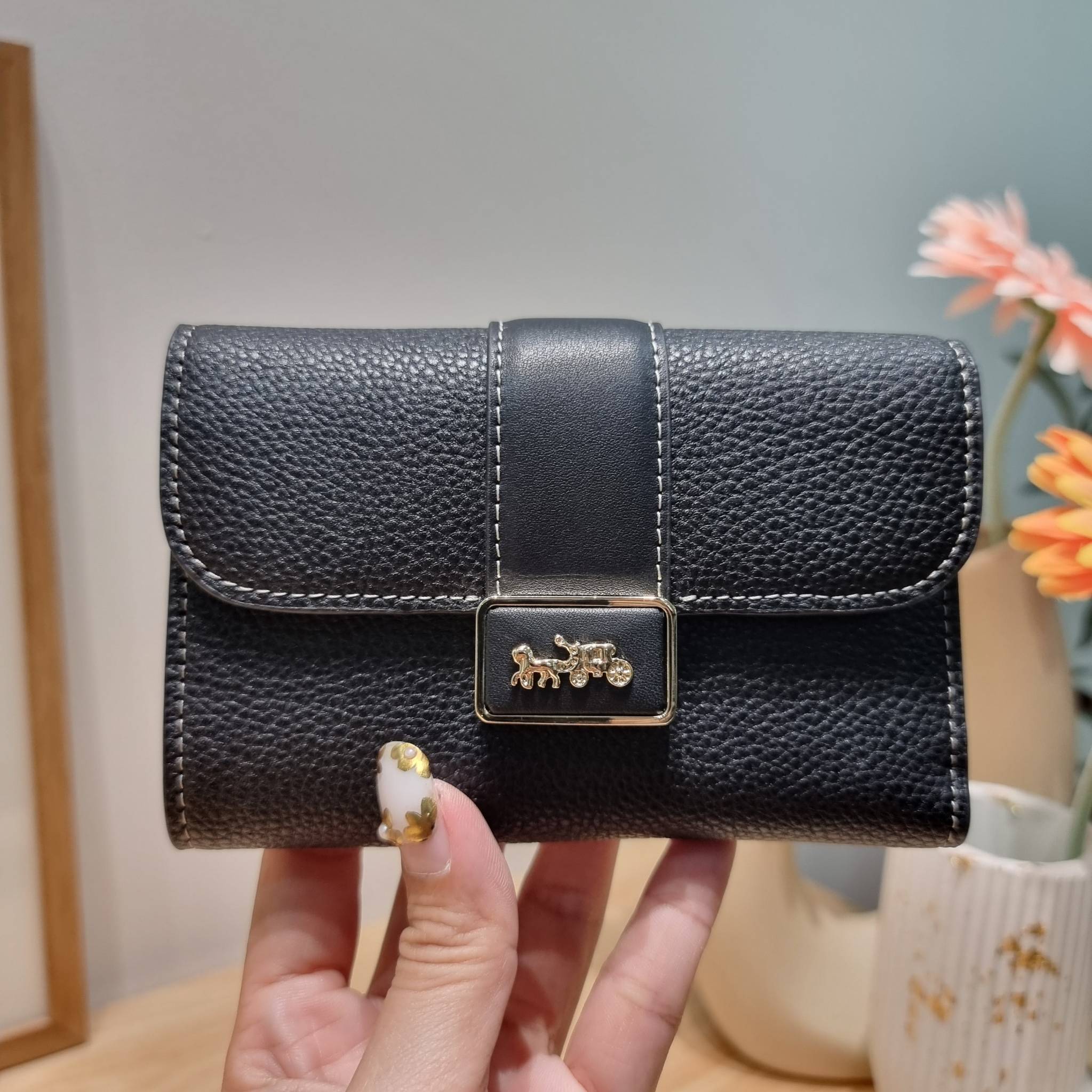 COACH MEDIUM GRACE WALLET IN SIGNATURE CANVAS CC061 CC060 CC059 พร้อมส่ง 5 สี กระเป๋าสตางค์ใบกลาง ดีไซน์หรู โดดเด่นด้วยโลโก้สไตล์วินเทจ คลาสสิค โทนสีใช้งานง่าย