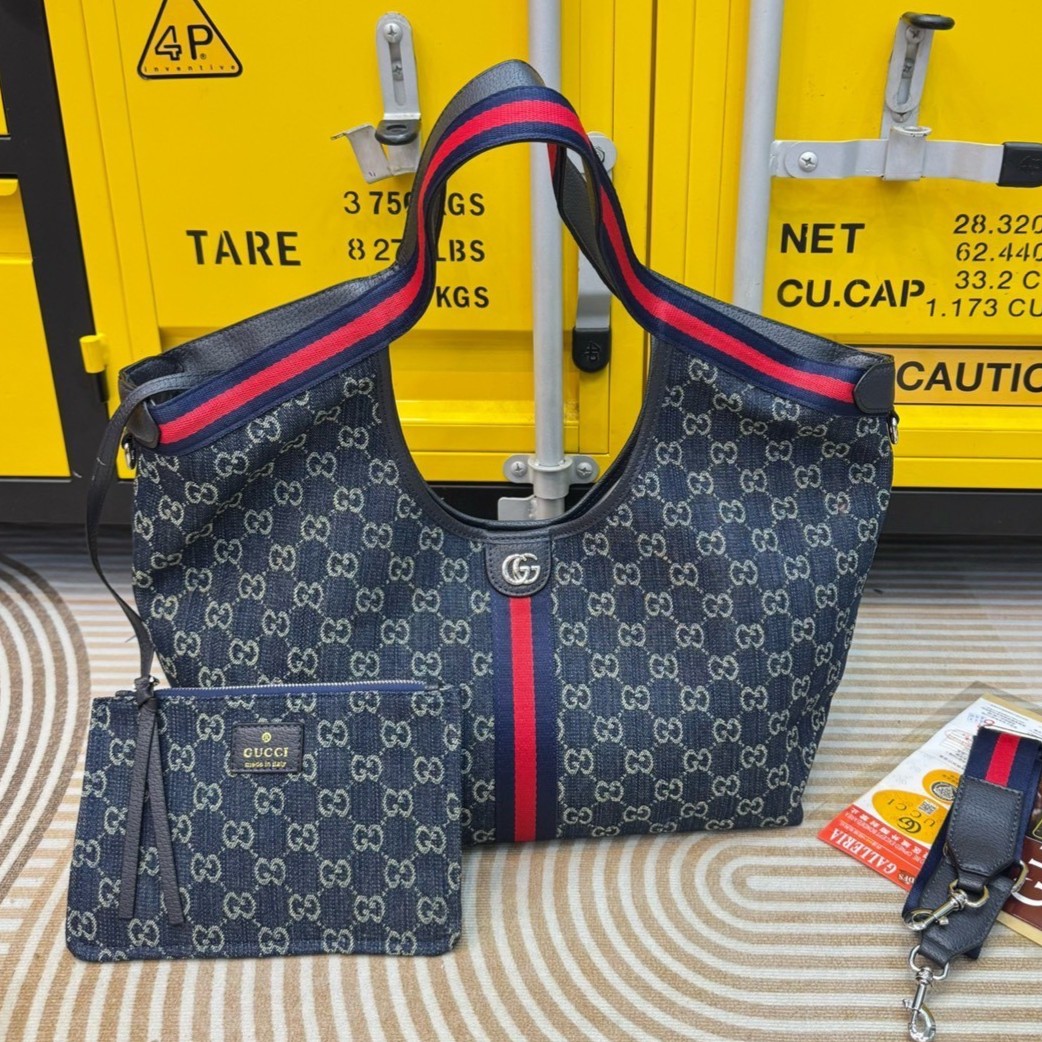 Gucci Giglio Denim Tote Bag กระเป๋าทรงสะพายทรงโท้ทเดนิม ดีไซน์ใหม่ล่าสุด สวยหรู่เท่มาก มาพร้อมใบเล็กเข้าเซ็ท พร้อมสายสะพายยาวเขียวแดงเป็นเอกลักษณ์ ภายในโล่งกว้าง จุของได้เยอะจุใจ ใบจริงสวยน่าใช้มาก สาวๆ ติดแกรมควรมีค่า