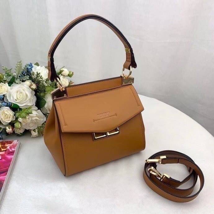 หนังแท้ Givenchy Mini Mystic Calfskin Leather Satchel / Givenchy Top Handle Bag กระเป๋ารุ่นใบใหม่จากแบรนด์หรู การออกแบบเชิงมุมโดดเด่นด้วยแผ่นปิดสามเหลี่ยมที่มีรายละเอียดพร้อมการปิดด้วยแม่เหล็ก double-G พกติดตัวไว้ที่หูหิ้วด้านบนหรือสวมสายสะพายทรงเรียวเพื่