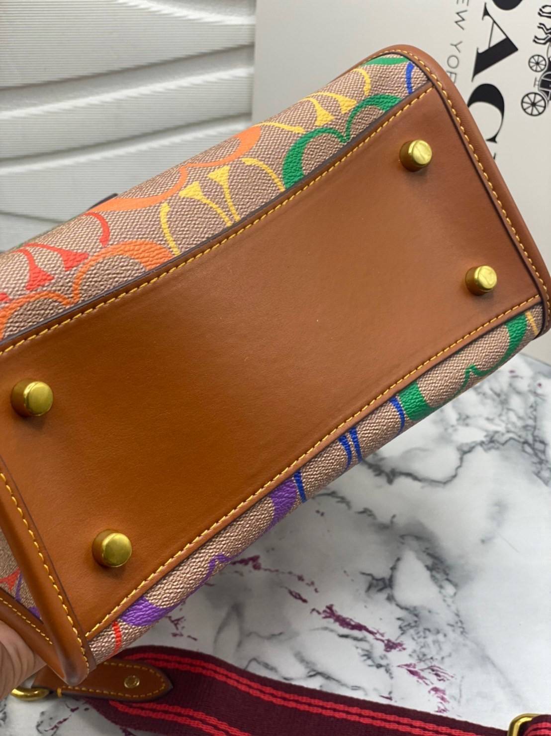 COACH Field Tote 22 In Rainbow Signature Canvas C5142 พร้อมส่งที่ไทย