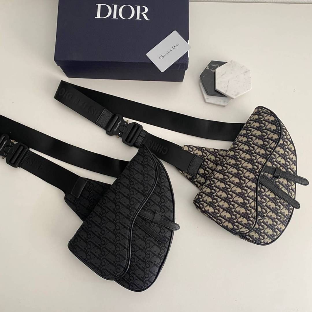 Dior Saddle Crossbody Bag Oblique / Dior Belt Bag เกรดใช้งานสลับของแท้ เกรดออริจินอล พร้อมส่ง กระเป๋าสะพายข้างสุดเท่แบรนด์ดัง สายปรับขนาดได้ตามต้องการ คุณภาพดี ทนต่อการใช้งาน ใส่ของไก้เยอะจุใจ ภาพสินค้าถ่ายจากงานขายจริง ใช้งานต่างประเทศได้
