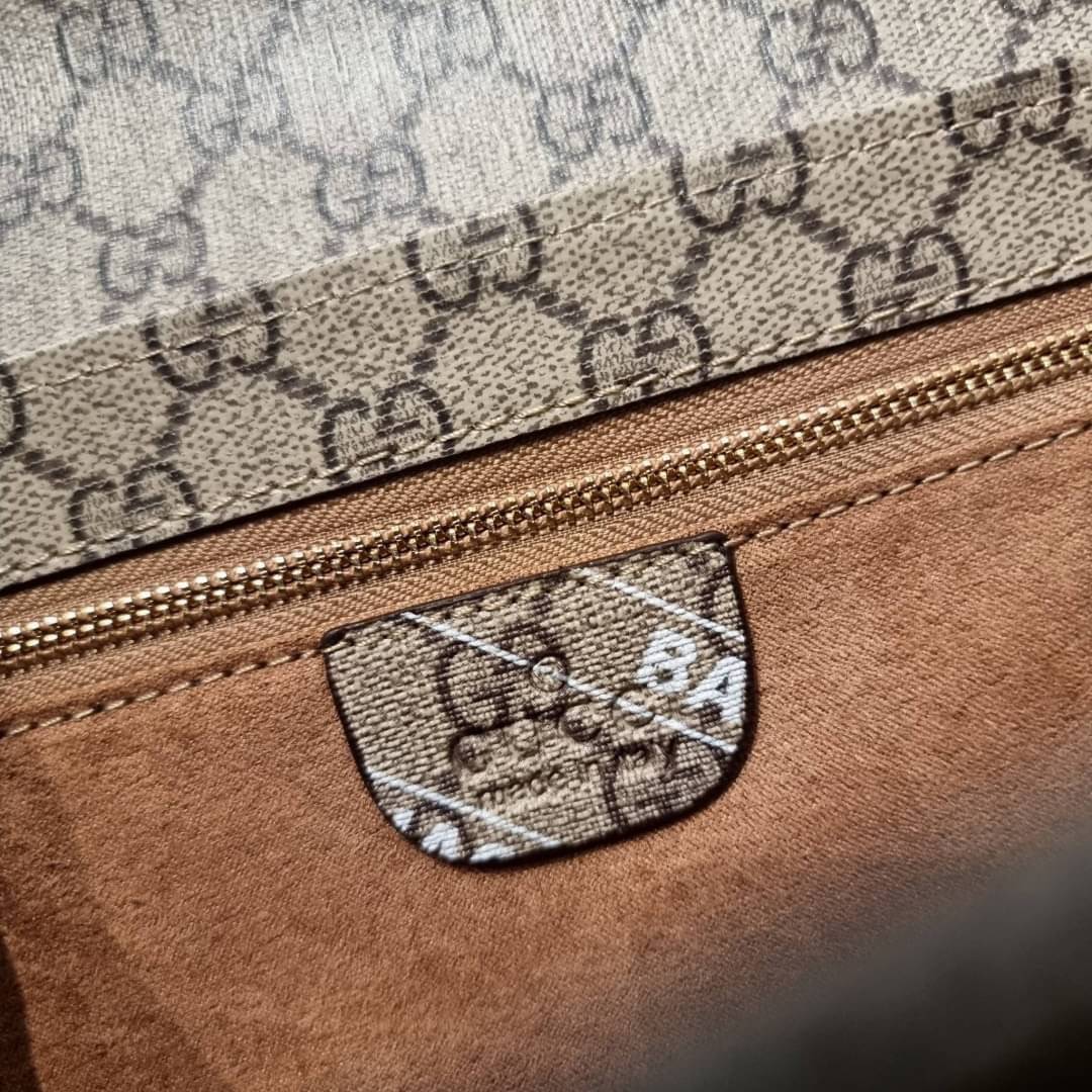 GUCCI x Balenciaga Horsebit 1995 รุ่นเด็ดสุด!! ฮ็อตสุด!! ที่ไม่ว่าใครก็ต้องรอคอย กับโปรเจคสุดเลิศ Balenciaga × Gucci strap shoulder bag กระเป๋าสะพายไหล่/สะพายข้าง ดีไซน์ใหม่ที่คอลแลบระหว่าง 2 แบรนด์สุดโต่งในเรื่องแฟชั่น รับรองความสวยไม่โป๊ะ วัสดุหนังแคนวา