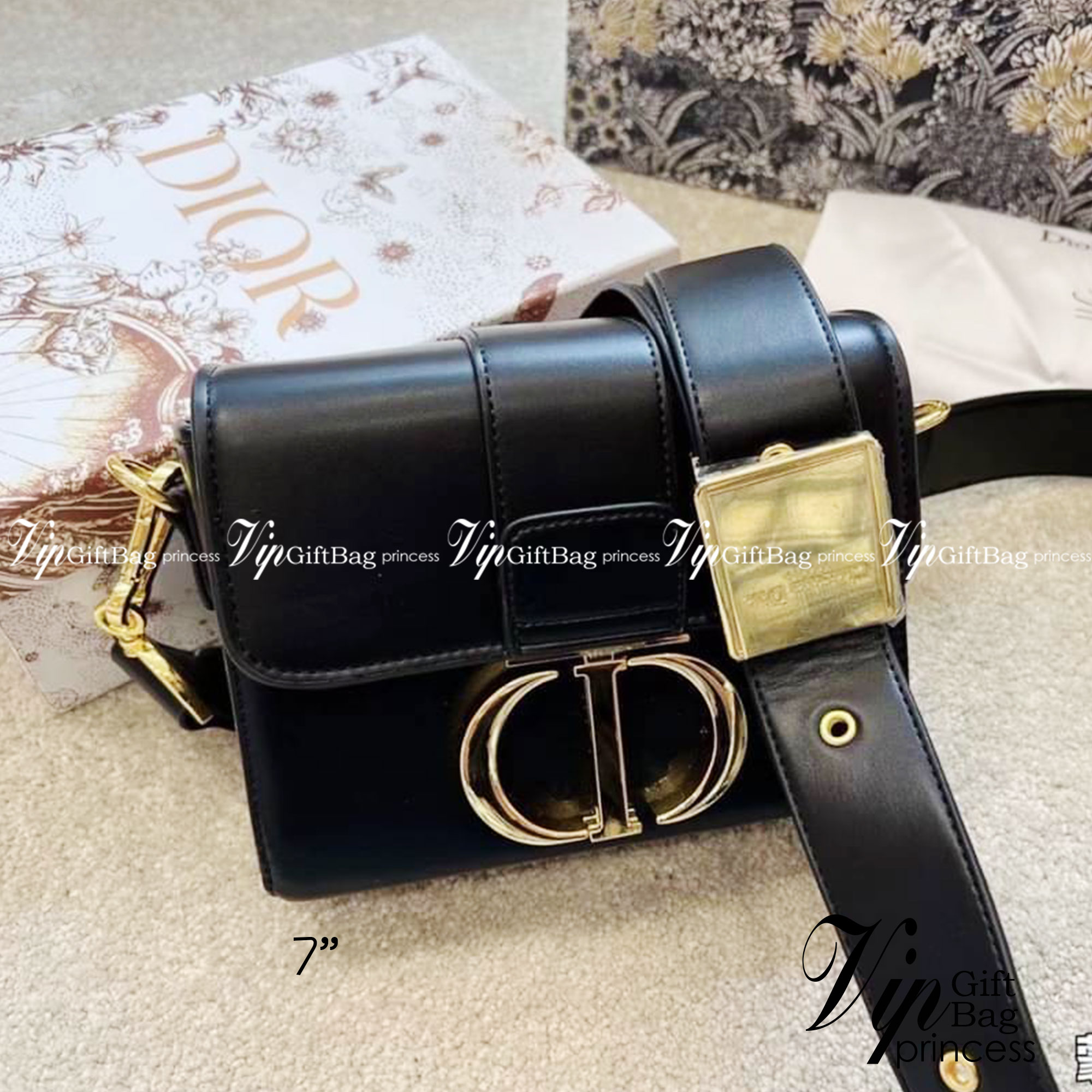 Dior 30 Montaigne Box Bag 7" / DIOR MINI BAG กระเป๋าสะพายดิออร์ เอกลักษณ์ของความหรู ไซส์มินิทรงสี่เหลี่ยมหนังเรียบสวยหรูอยู่ทรงเปิดปิดด้วยฝาปิดโลโก้แบรนด์อะไหล่ทอง ภายในโล่งมีโลโก้สามารถใส่มือถือของใช้จุกจิกได้ สายสะพายหนังยาวถอดได้ปรับระดับได้ สามาร