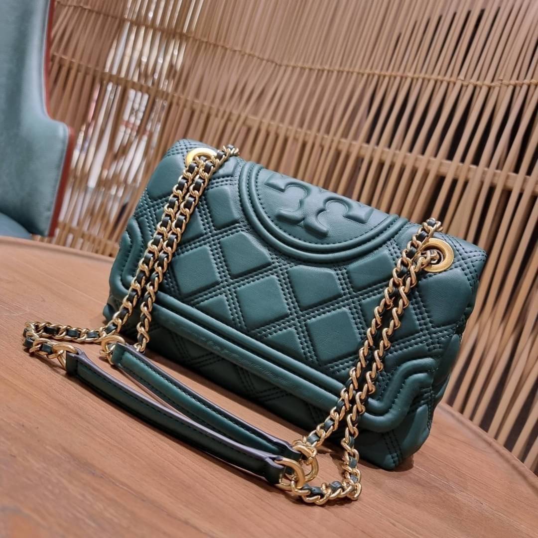 TORY BURCH FLEMING SOFT CONVERTIBLE SHOULDER BAG รุ่นหายากที่สาวๆตามหา มาพร้อมเสิร์ฟความสวยถึงบ้านไปเลยจ้า รอบนี้คัดสีสวยๆมาให้ได้ช้อปกันอย่างจุใจไปเลย กระเป๋าสะพายไหล่ หนังแท้นิ่มเต็มใบ สวยหรูดูแพง เปิด-ปิดด้วยตัวกดล็อคแน่นหนา สายสะพายในตัวปรับใช้ได้ 2 แ