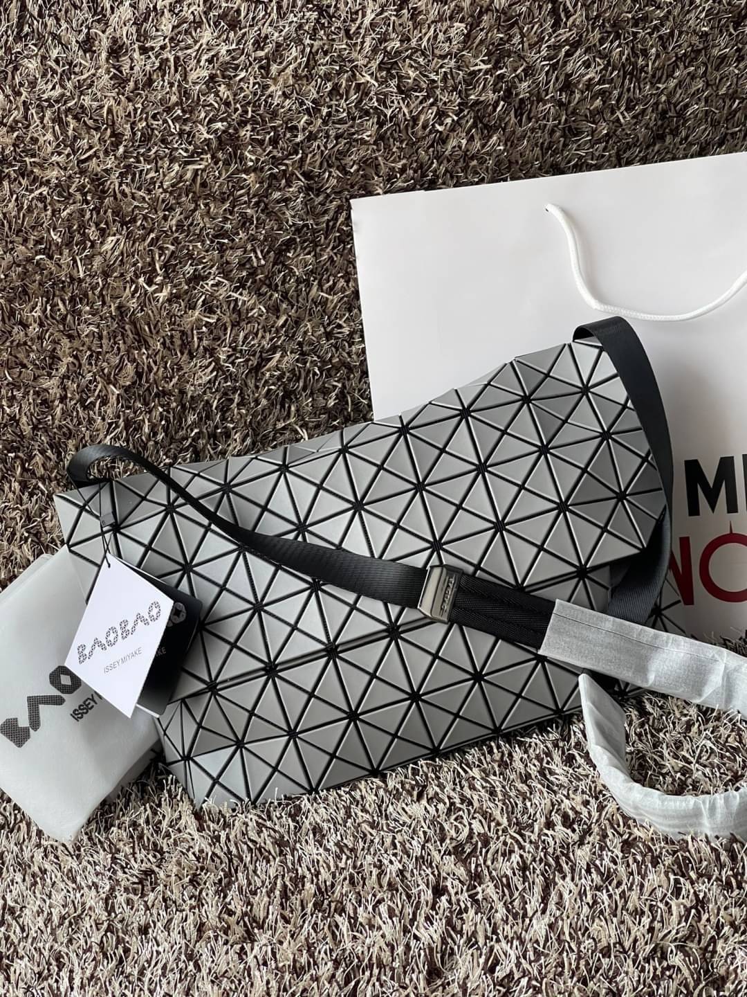 Baobao Issey Miyake Prism Sac ชาวมินิมอลทั้งชายและหญิงต้องถูกใจรุ่นนี้ เพราะ Prism Sac เป็นกระเป๋าแบบ unisex ที่มาพร้อมกับความเรียบง่ายของวัสดุเนื้อแมตต์ แต่ให้ลุคสไตล์เท่แบบคูลๆ โดดเด่นด้วยดีไซน์ที่ออกแบบมาให้ใช้งานที่ง่าย ตอบโจทย์ทุกสถานการณ์ฝาพับแบบเปิ