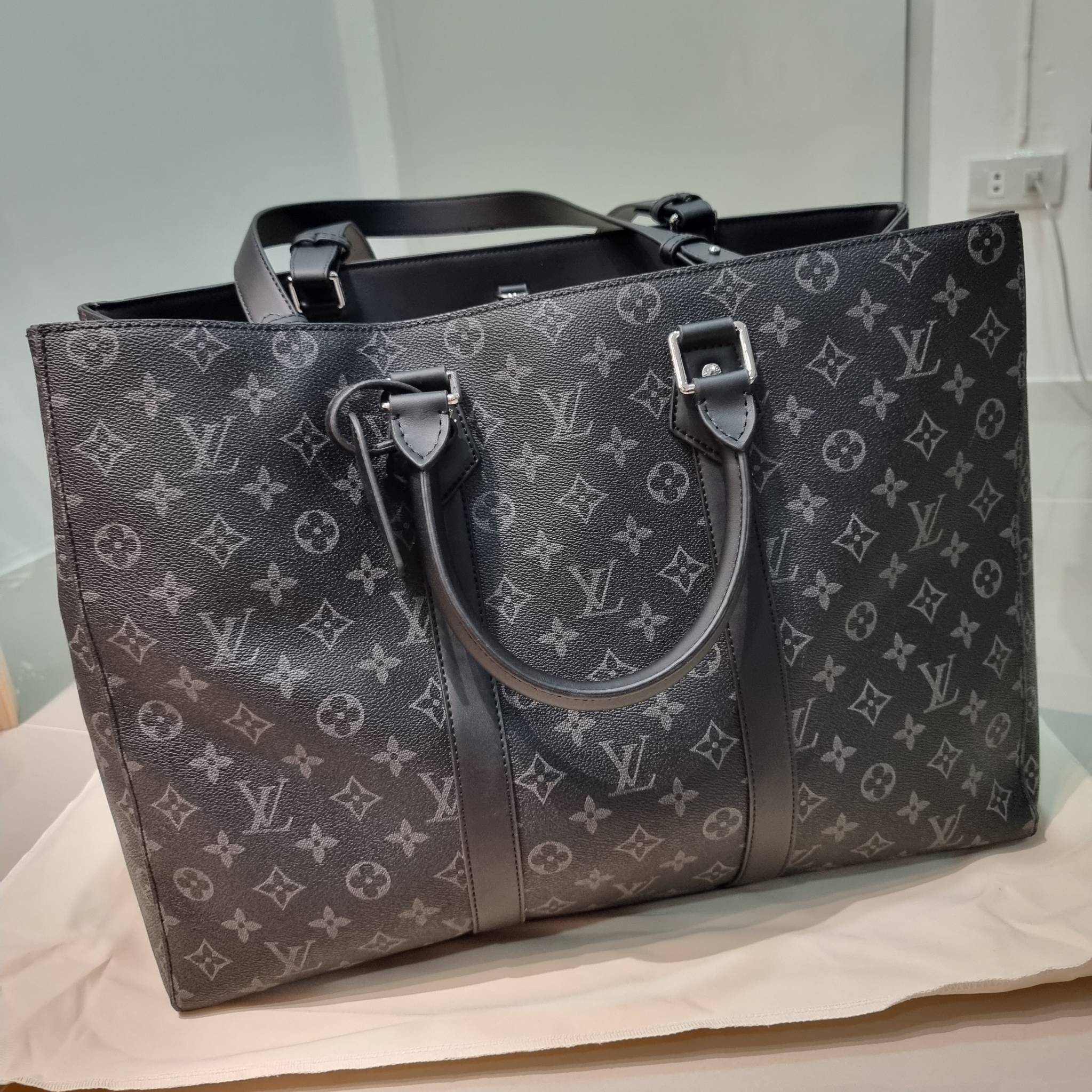 LV Sac Plat 24H Monogram Eclipse Canvas / LV CARRYALL TOTE ใหม่รับ summer ฉีกทุกกฏเพราะใช้ได้แบบยูนิเซ็กส์ กับกระเป๋าเดินทางมาในรูปแบบของทรงโท้ท ใบใหญ่ จุได้แบบจุกๆ ดีไซน์ลวดลายคลาสสิค