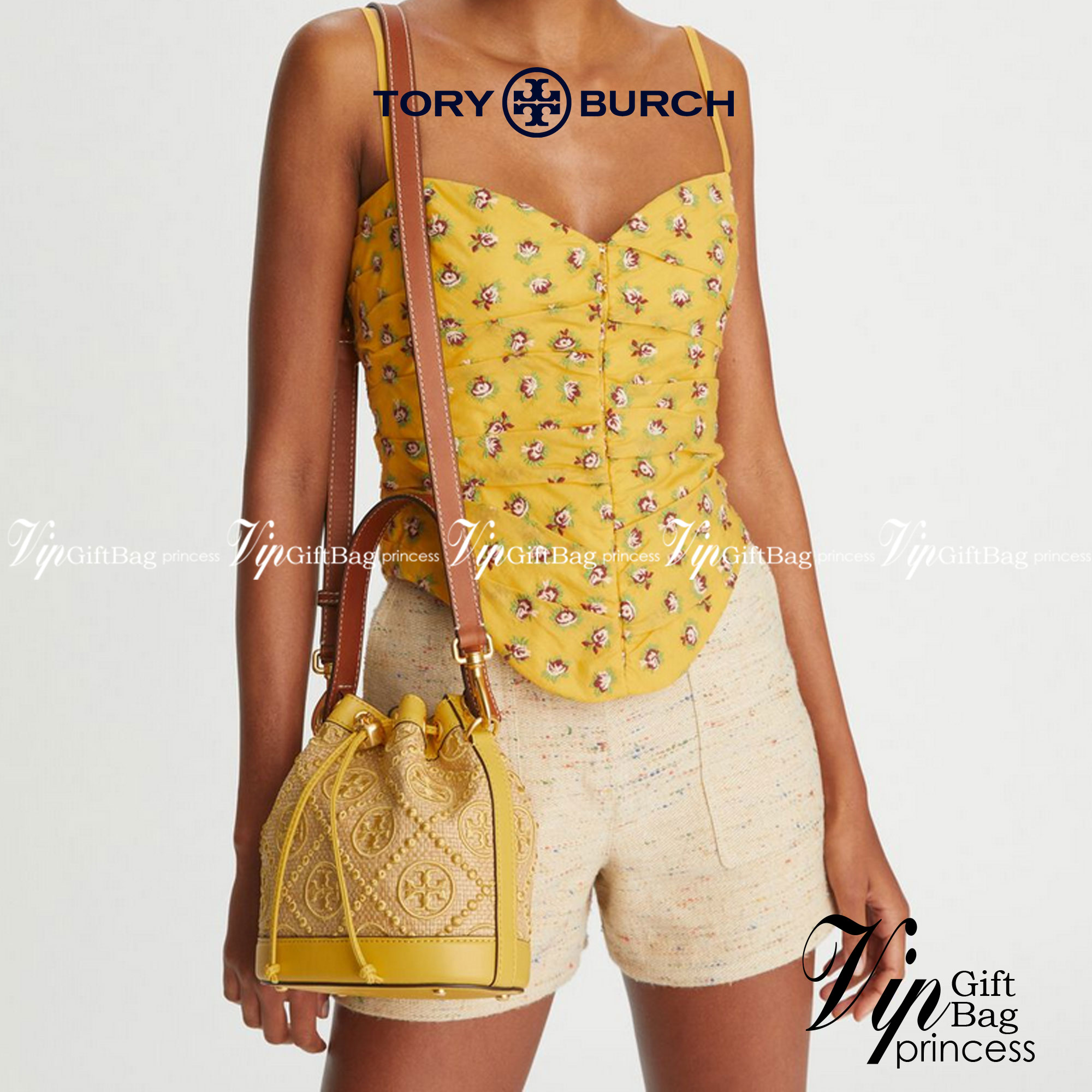 TORY BURCH T Monogram Straw Bucket Bag สีใหม่ โทนเหลืองทอง สวยหรู พร้อมเสิร์ฟความสวยให้ถึงบ้านแล้วน้า กระเป๋าบัคเก็ตทรงยอดนิยม ดีไซน์ใหม่ล่าสุด ยูนีคไม่เหมือนใคร ลายสานเต็มใบ พร้อมปักโลโก้เอกลักษณ์ โดดเด่น งานฝีมือมากๆ