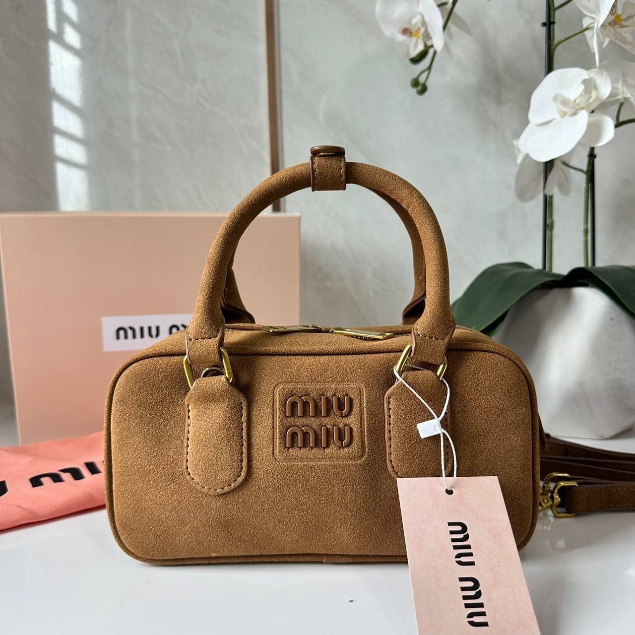 MIU MIU Arcadie padded suede top-handle bag กระเป๋าถือ/สะพาย คอลใหม่ล่าสุด รุ่นฮอทดีไซน์เหลี่ยม งานกำมะหยี่หนังกลับสวยละมุน น่ารักน่าใช้มากค่ะ