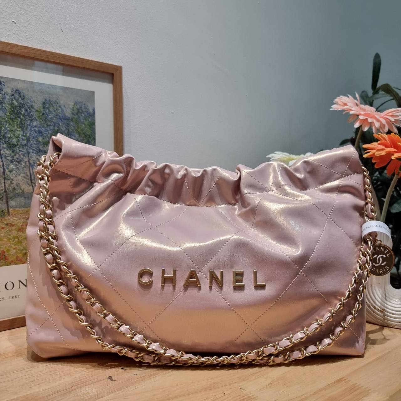 Chanel 22 horizontal bag แรงเกินต้านที่สุดกับไอเท็มนี้ ที่สาวๆหรือใครๆก็ต้องมี มาในไซส์ใหญ่ รูปทรงใช้ง่ายขึ้น แต่ยังจุได้หนักๆเหมือนเดิม ดูหรูหรา เกินเรื่องที่สุด