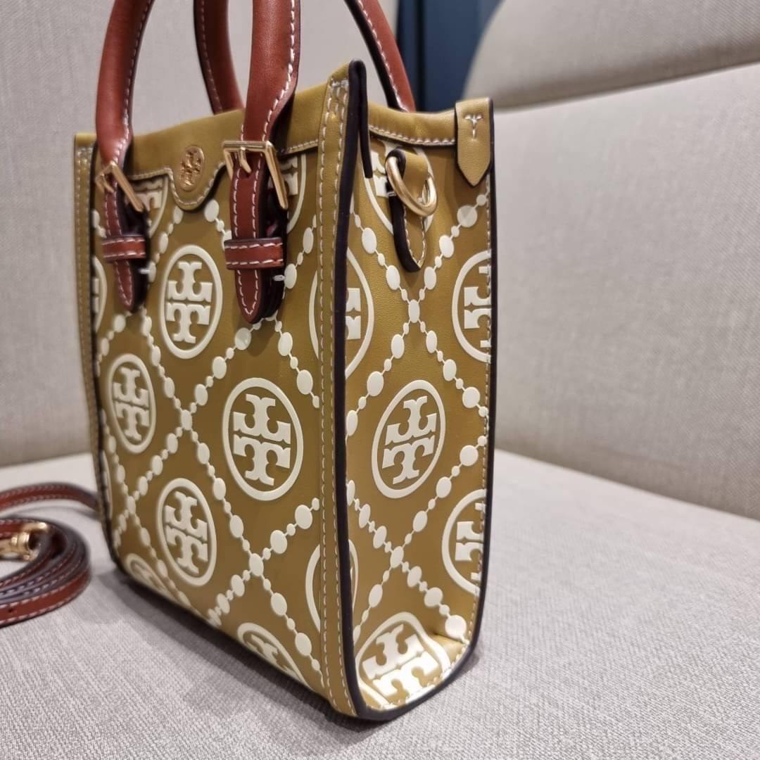 TORY BURCH T MONOGRAM EMBOSSED MINI TOTE สุดหรูกับกระเป๋าสะพายทรงโท้ท ไซส์มินิ ที่สร้างความหรูหราให้ตัวกระเป๋าด้วยดีเทลลายนูน แต่งแต้มลวดลายเอกลักษณ์ สีลูกคุณมากๆ!! วัสดุหนังแท้ ผิวสัมผัสดี ปากกระเป๋ามีแถบแม่เหล็กกันของหล่นได้ ภายในโล่ง ใส่ของจำเป็นได้ โท
