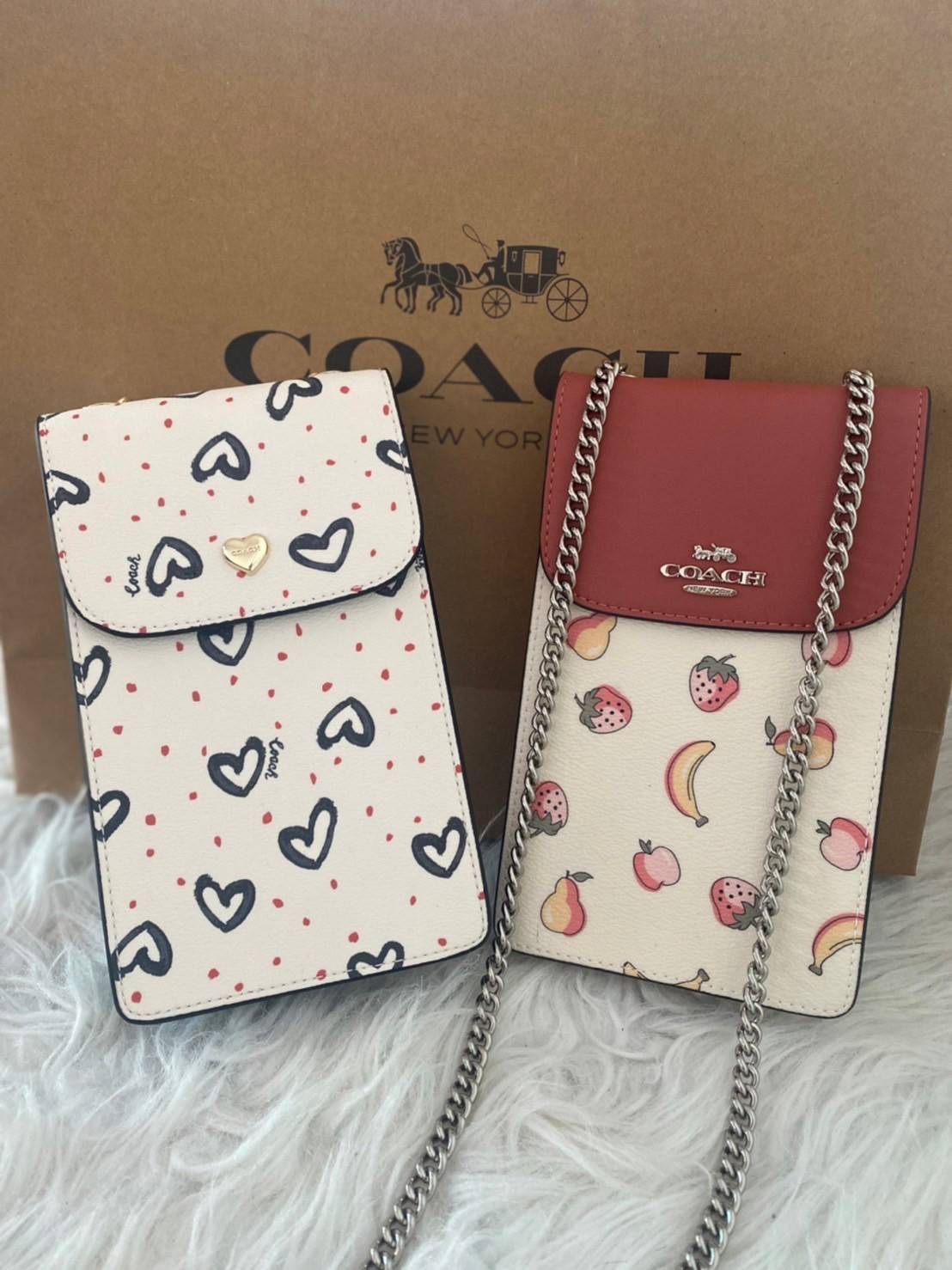 COACH NORTH/SOUTH CROSSBODY IN SIGNATURE CANVAS แจกความสดใสกันอีกครั้ง!! กับกระเป๋าสะพายเอนกประสงค์ Case phone ใส่โทรศัพท์มือถือได้ทุกรุ่น ดีไซน์ลายผลไม้ฉ่ำๆ สวยมีเสน่ห์ 💖 วัสดุหนังแคนวาสคุณภาพ ฝาและภายในเป็นหนังแท้ เปิด-ปิดด้วยกระดุม สายสะพายยาวป